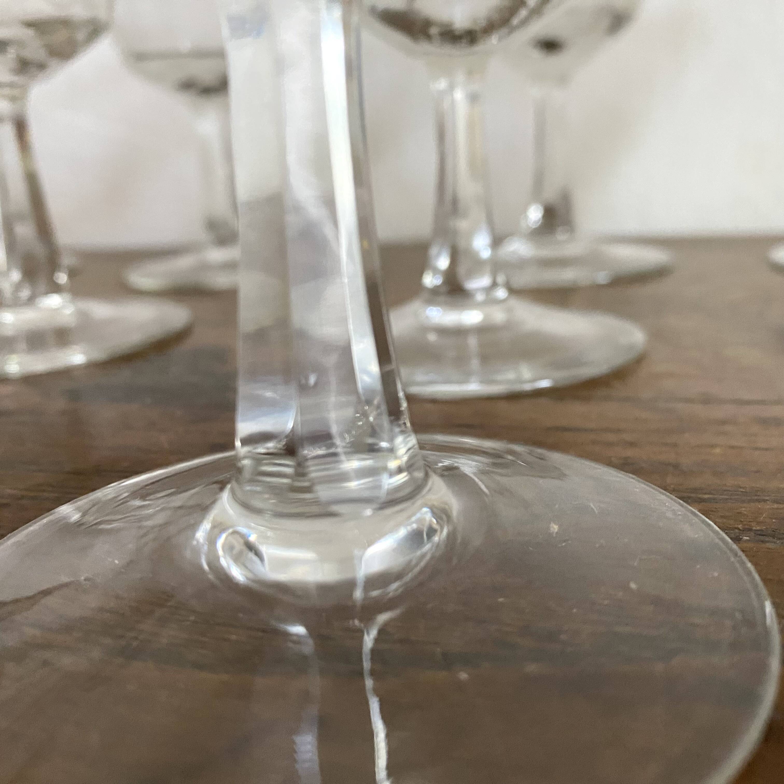 Coupes à champagne anciennes en verre gravé