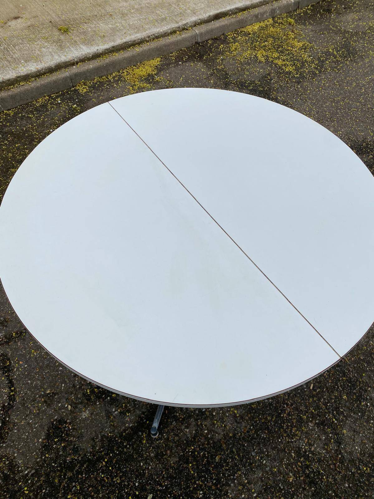 White dining table with a central tulip base, extendable to 100cm.