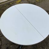 White dining table with a central tulip base, extendable to 100cm.