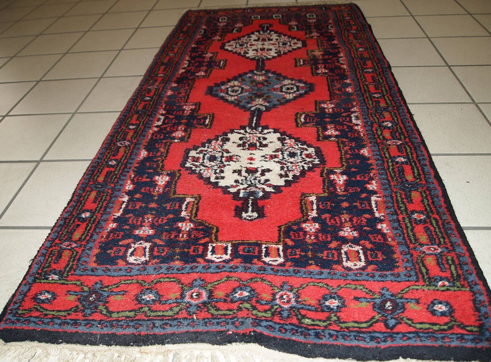 Tapis vintage fait main Hamadan en laine rouge vif (69cm x 136cm) – 1970s