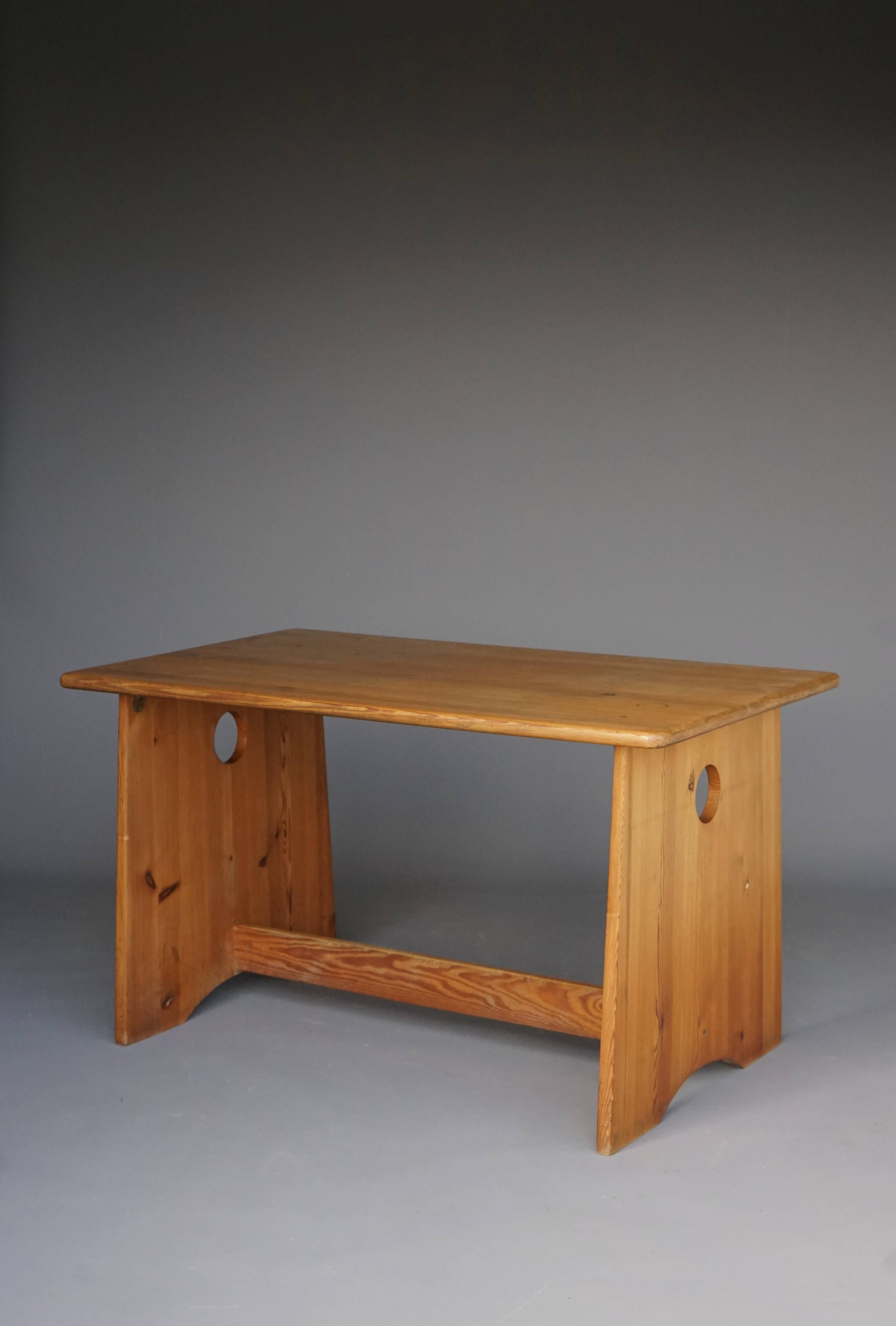 Table en pin suédois par Gilbert Marklund pour Furusnickarn Ab, années 1960