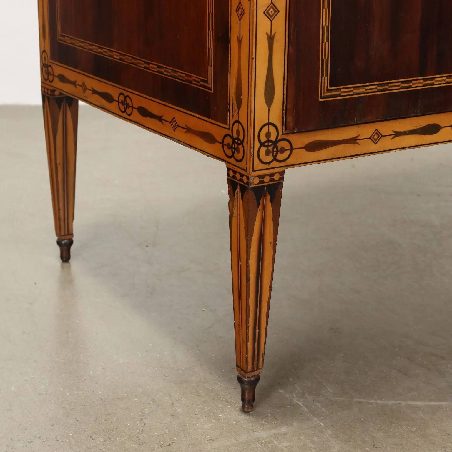 Suite de chambre antique néoclassique en divers bois, Toscane, XVIIIe siècle.