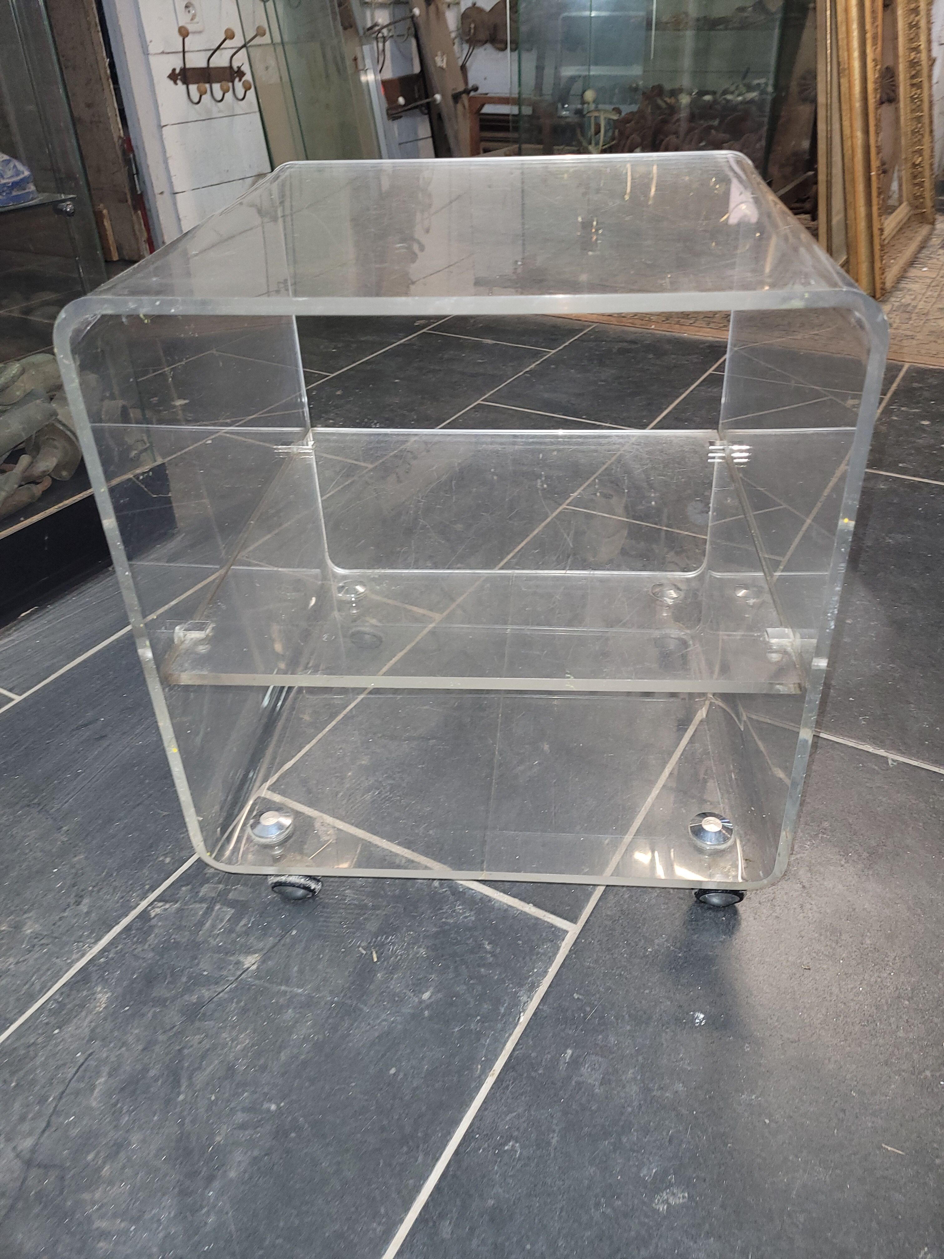 Table d'appoint en plexiglas