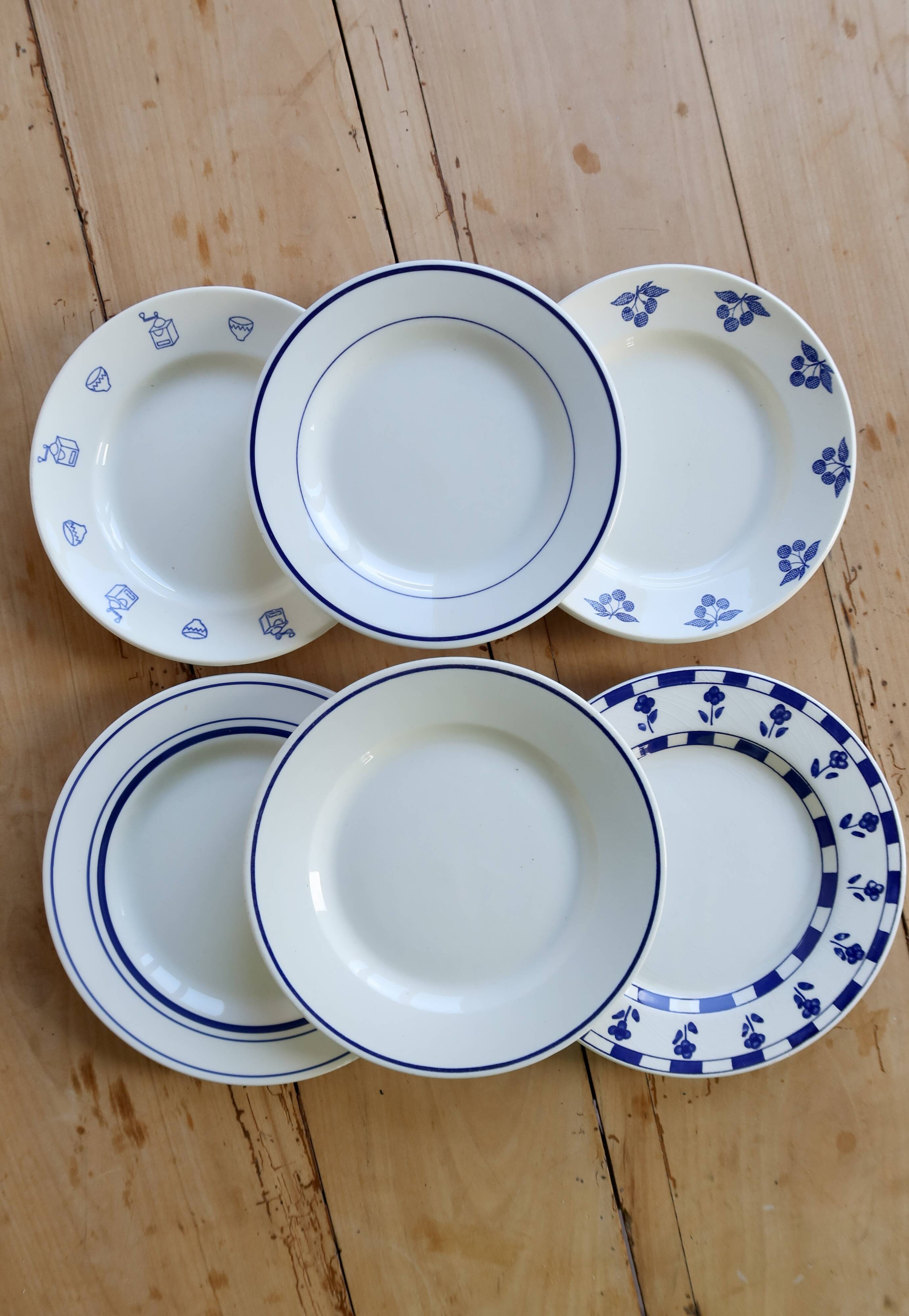 6 mismatched vintage dessert plates in white and blue porcelain – Lo