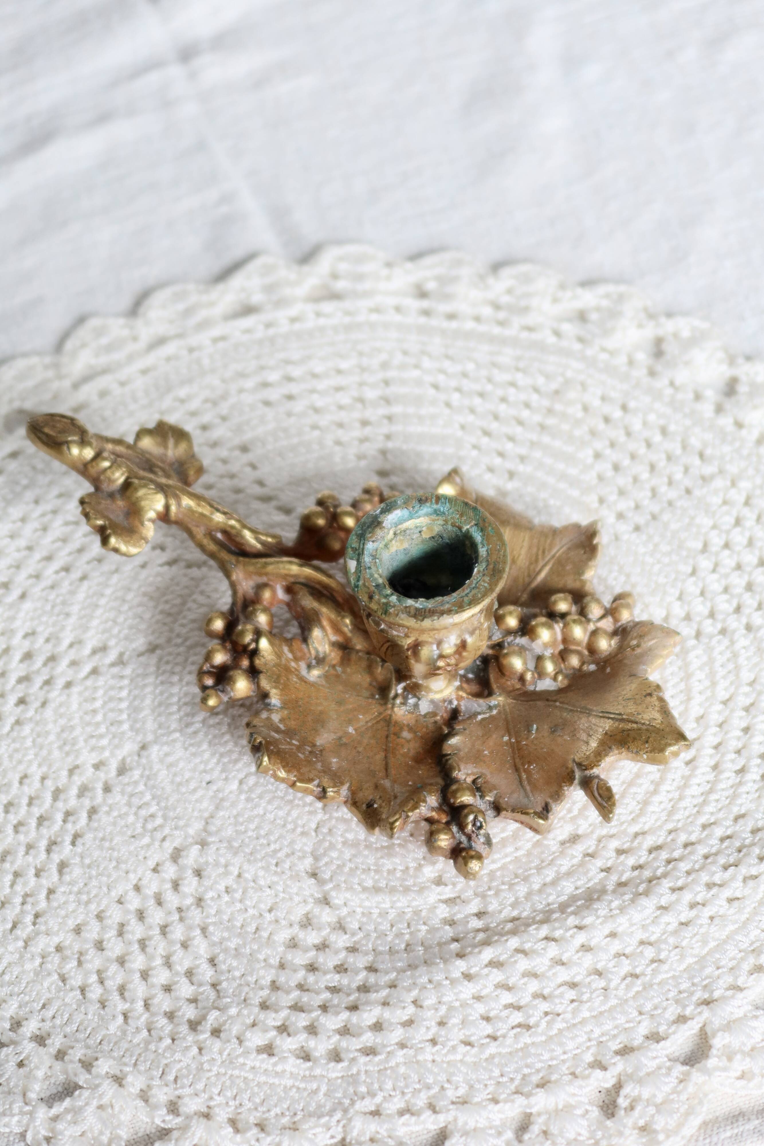 Vintage brass cellar rat – Vine leaf and grape cluster decor