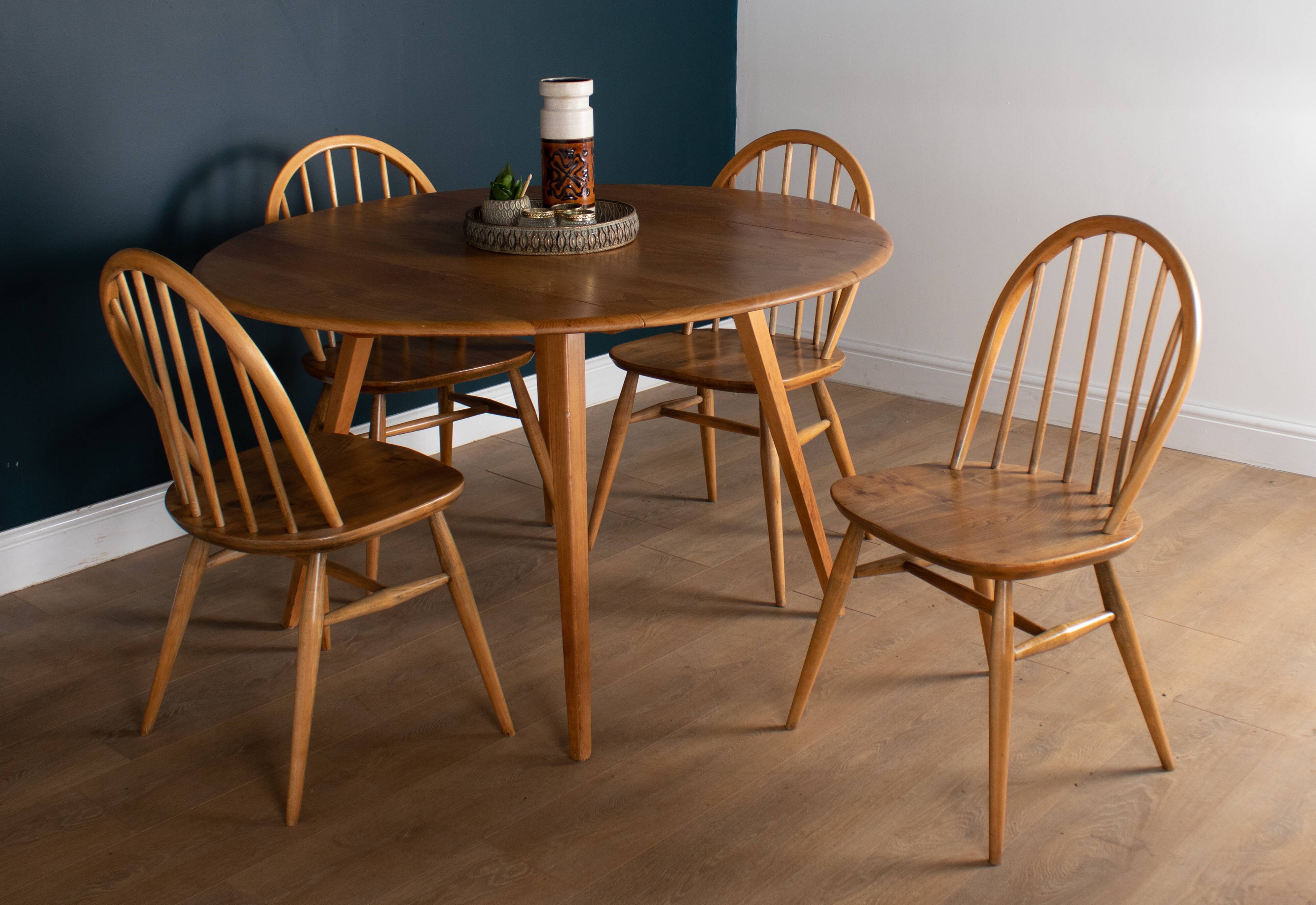 Table à manger ronde 384  et quatre fauteuils 370 Windsor