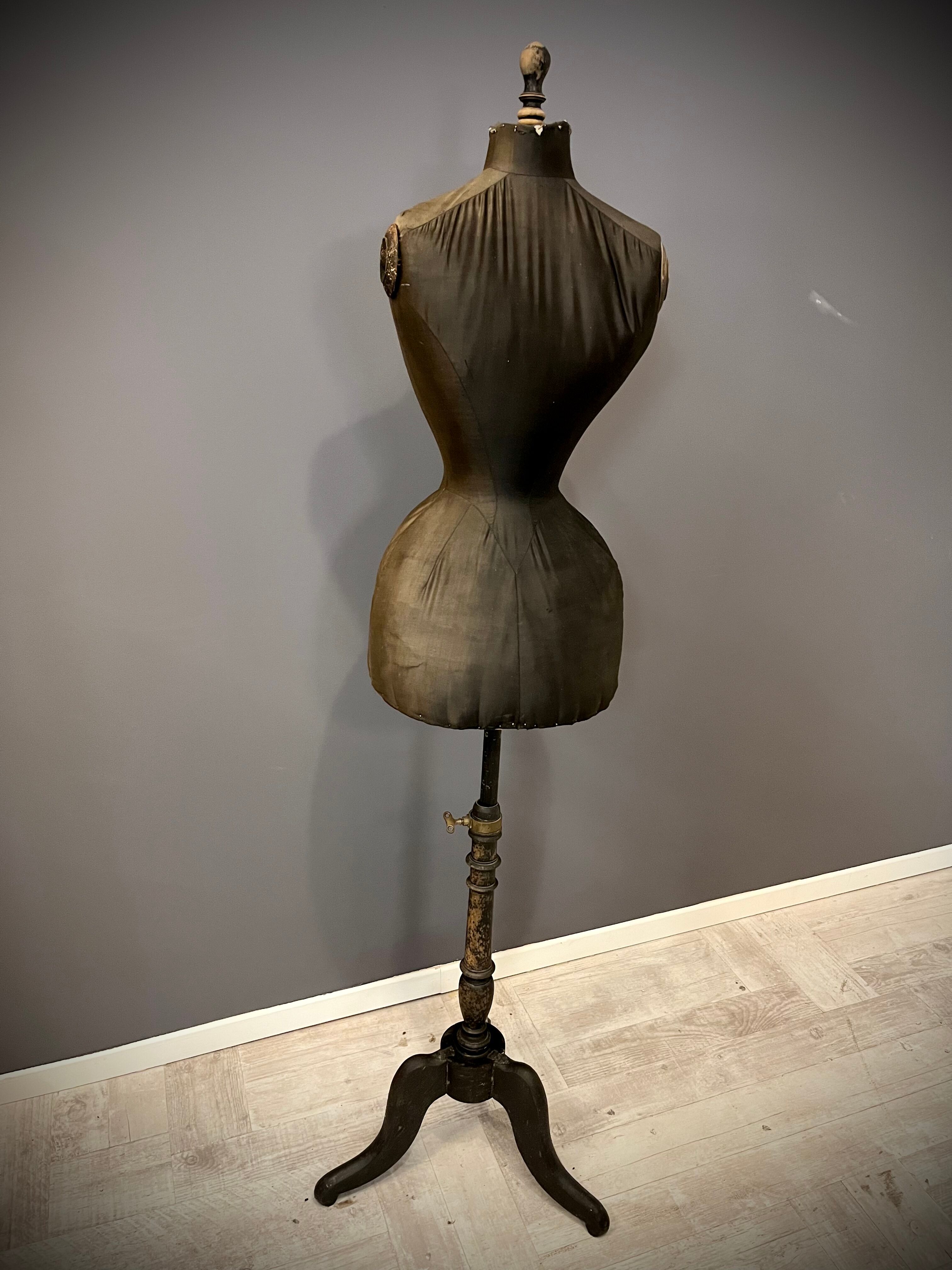 Wasp-sized mannequin