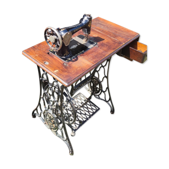Singer sewing machine, with rotary shuttle. Placed on its original table equipped with a pedal.