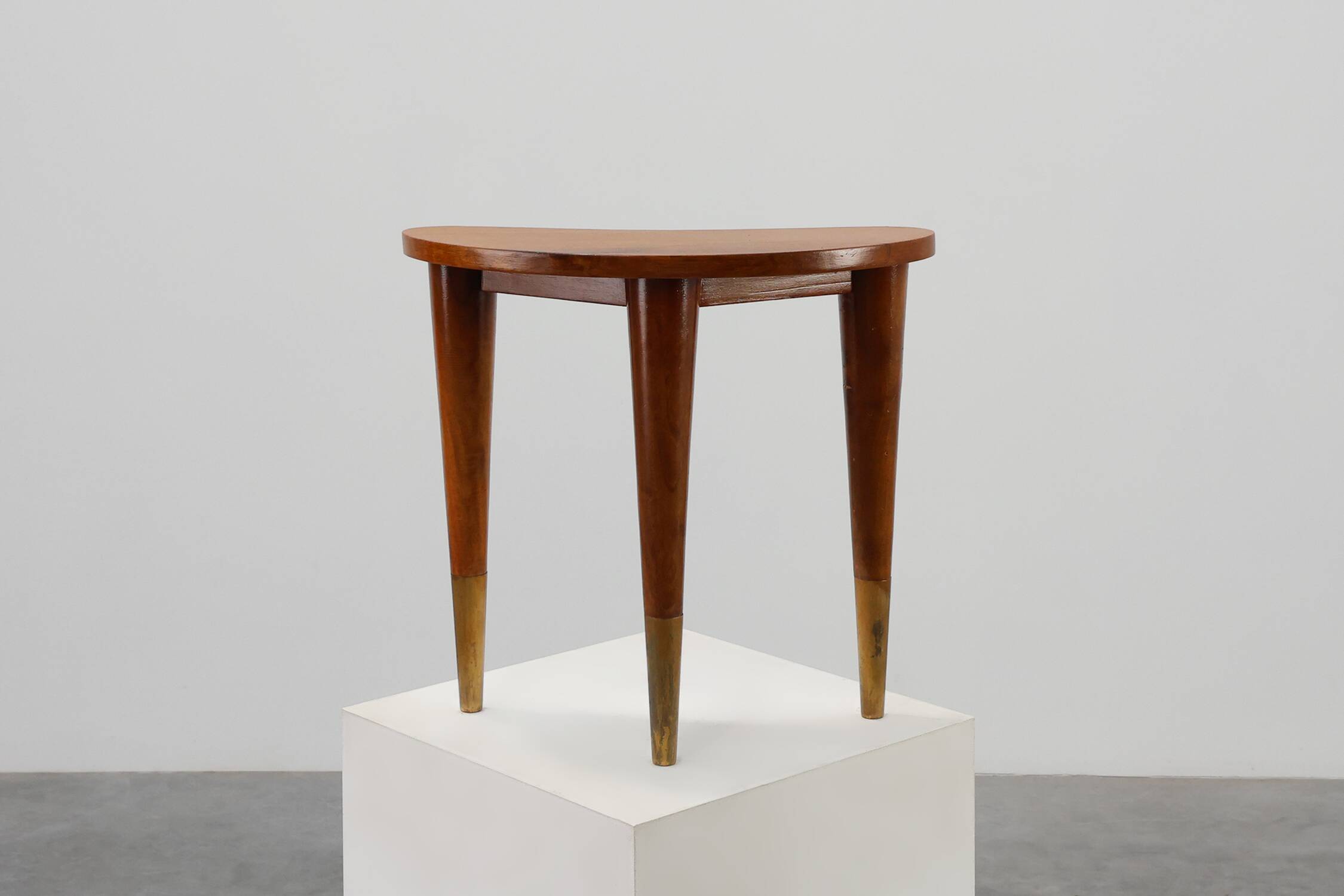 Petite table en bois et laiton estampillée "Italia" dans le style de Gio Ponti.