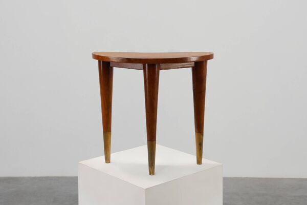 Petite table en bois et laiton estampillée ''Italia'' dans le style de Gio Ponti.