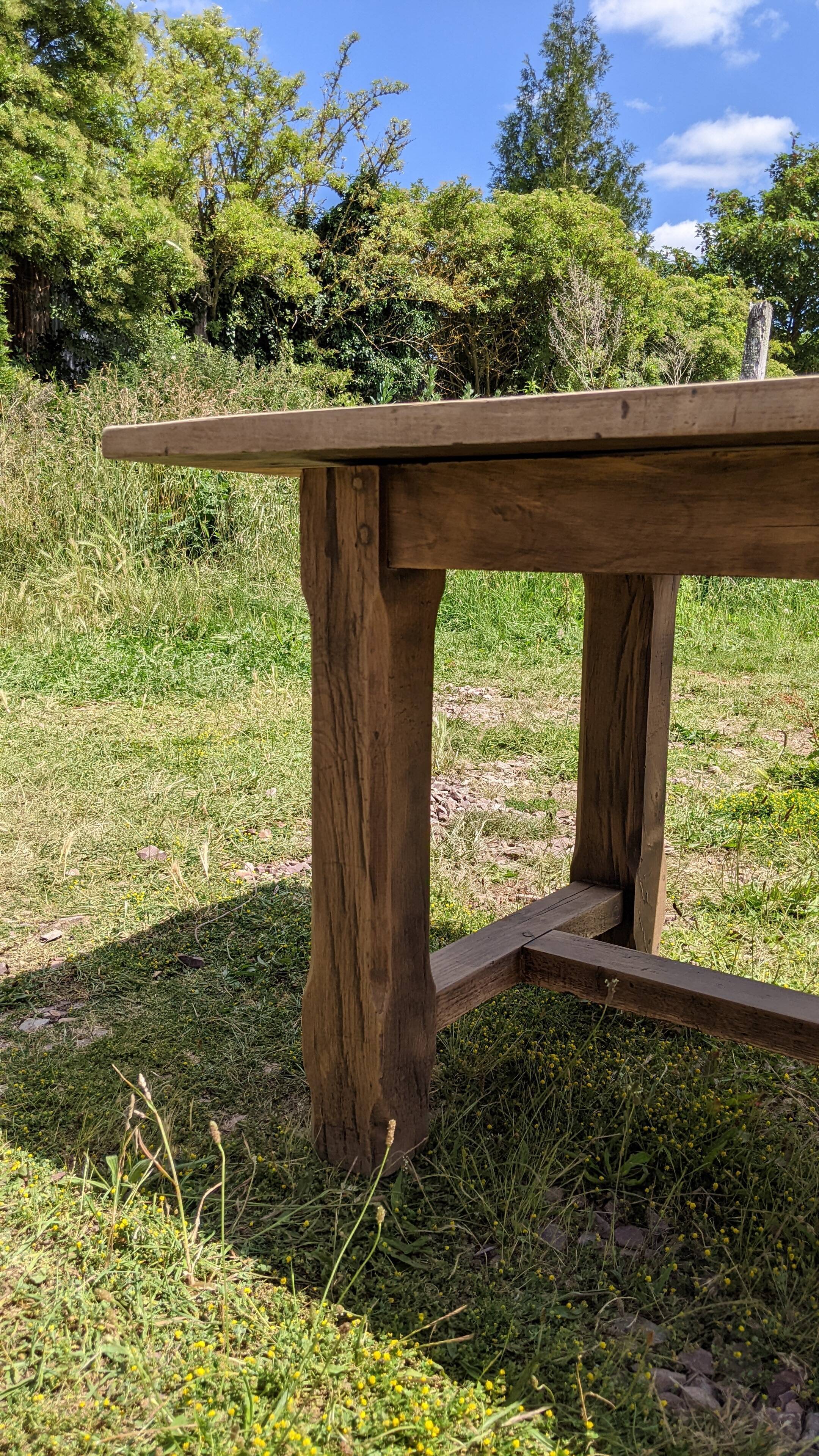 Old table in solid chene