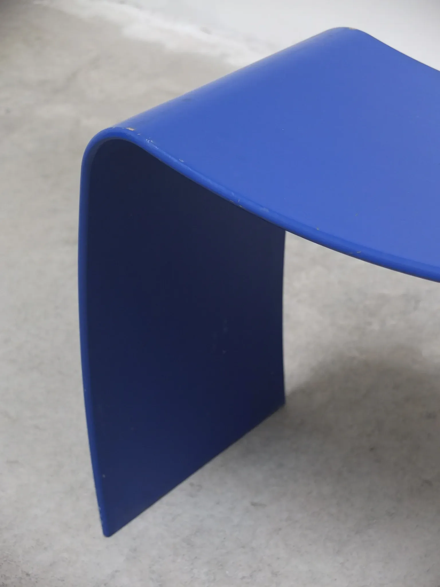 Tabouret bleu 'M' par Jørgen Møller pour Askman, années 1990.