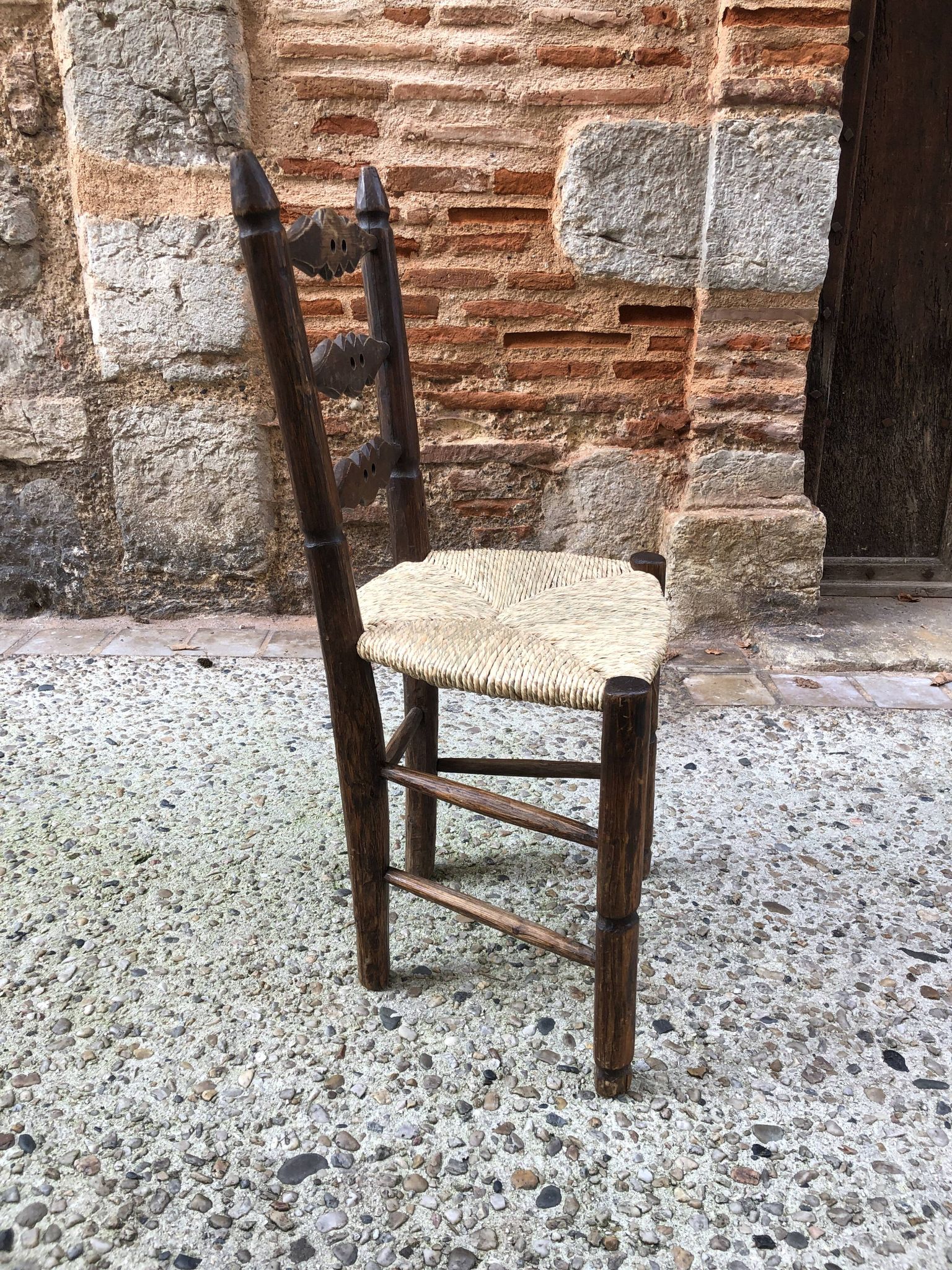 Chaise paillée brutaliste