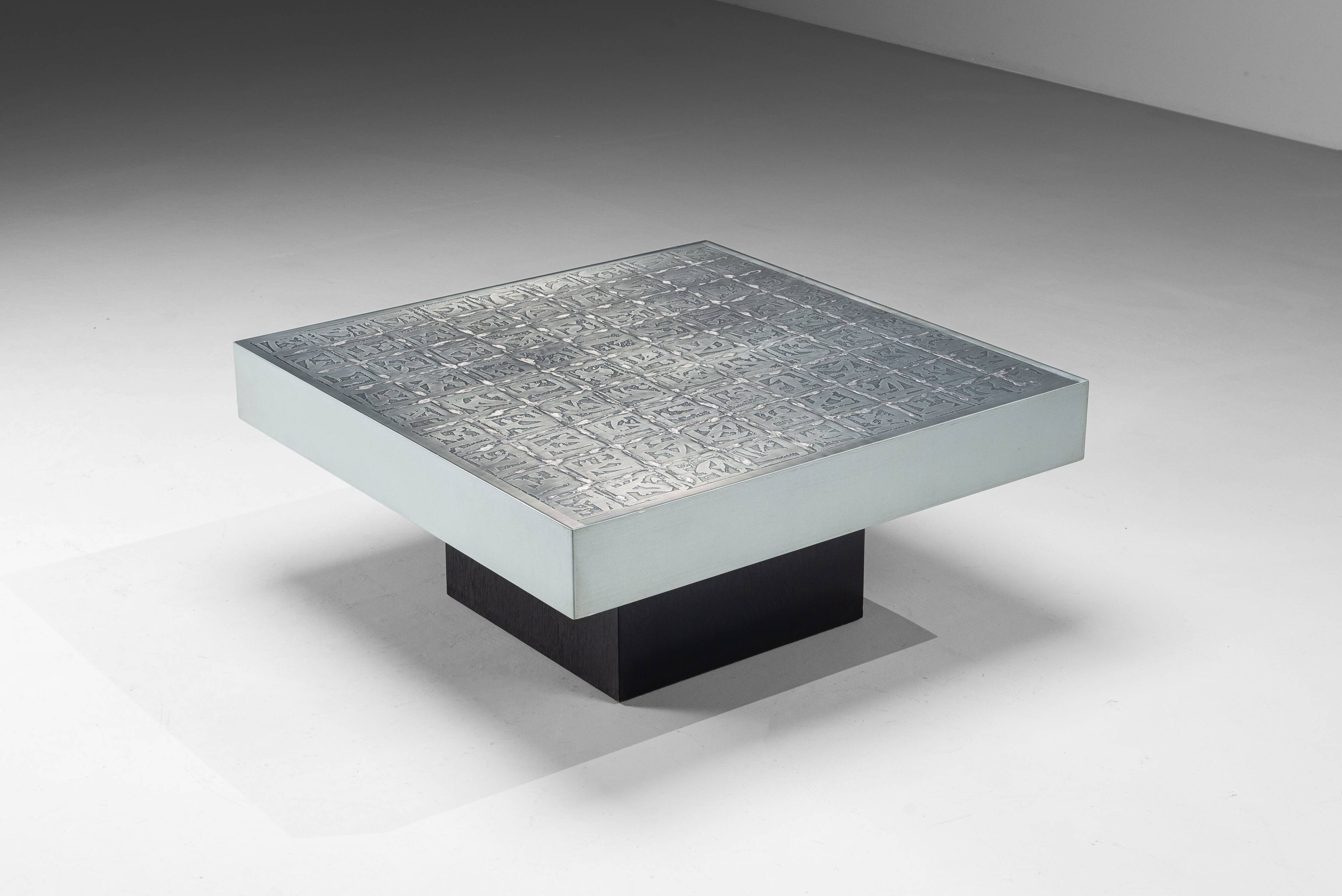Table basse gravée par Bernhard Rohne