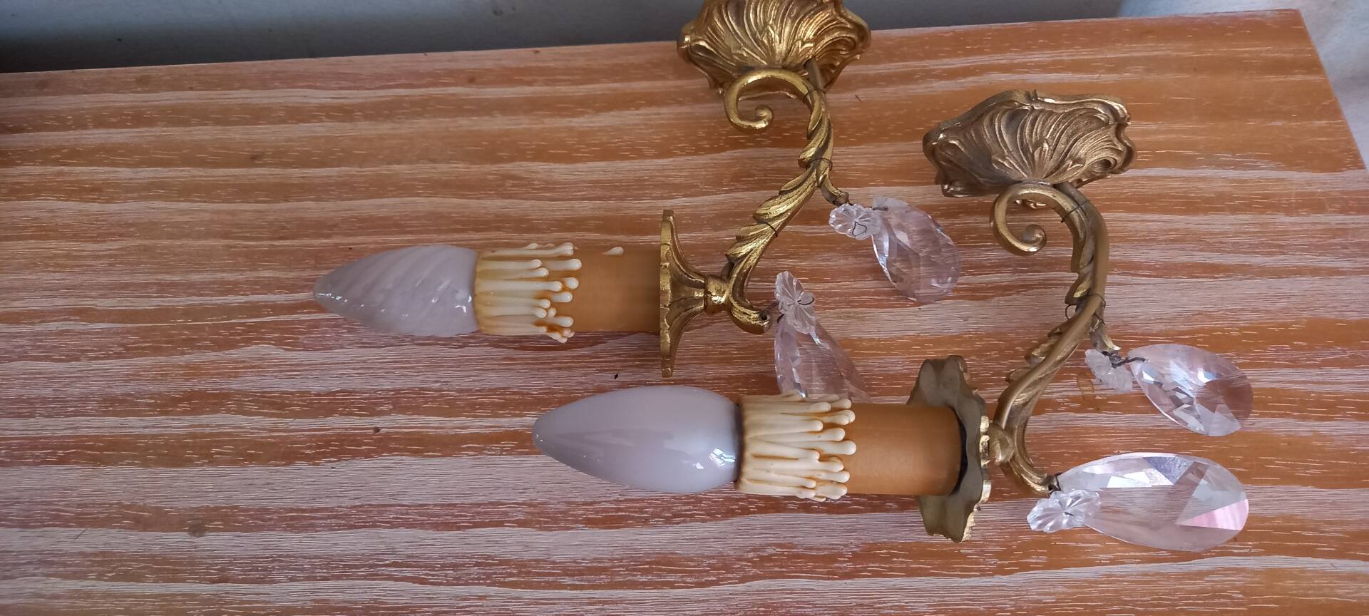 Anciennes appliques en bronze et cristal