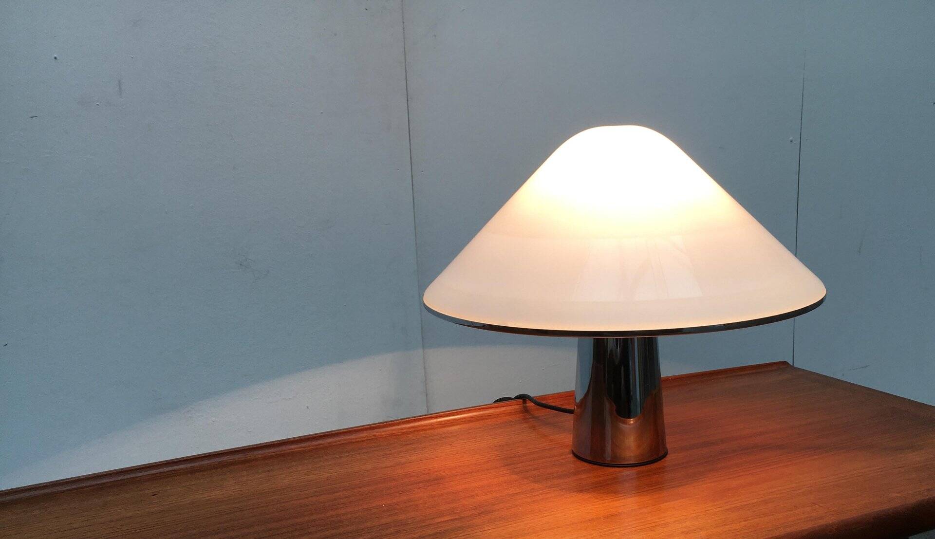 Elpis 4035 vintage Italian table lamp by Guzzini