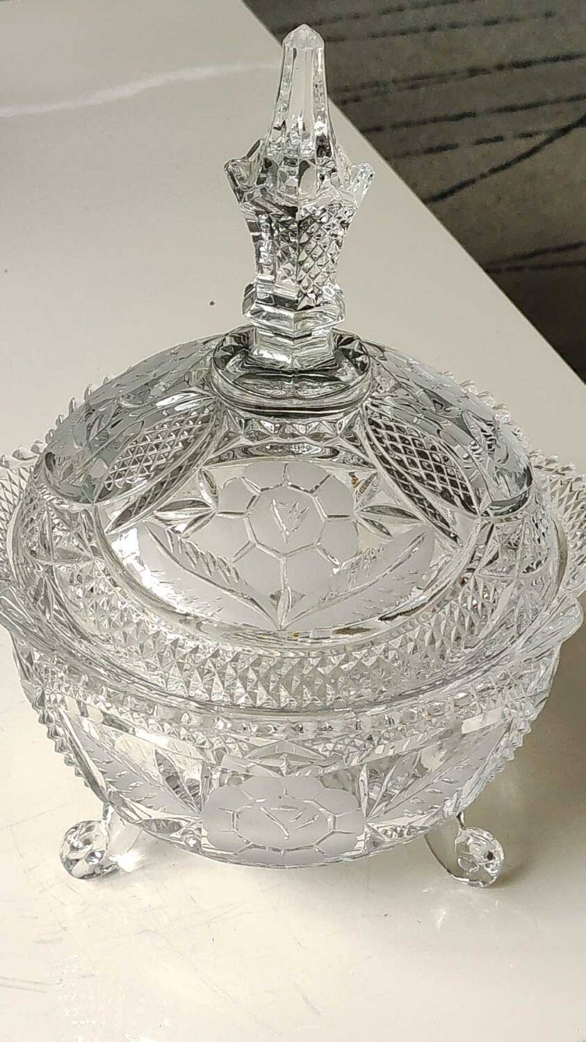 Large Bonbonniere/Drageoir in Bohemian crystal. Frosted floral motifs, diamond tip. Boho chic