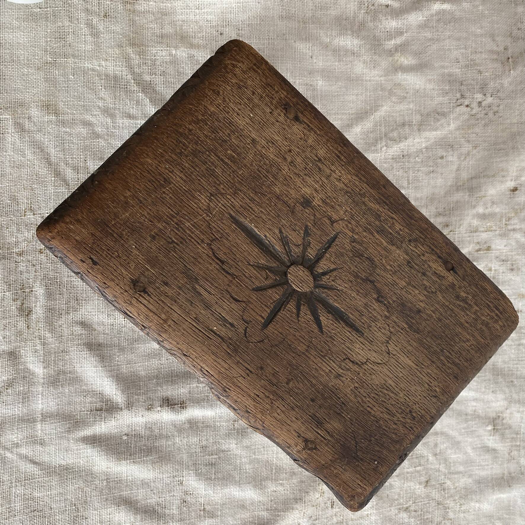 Tabouret bas ancien brodeuse en bois tourné