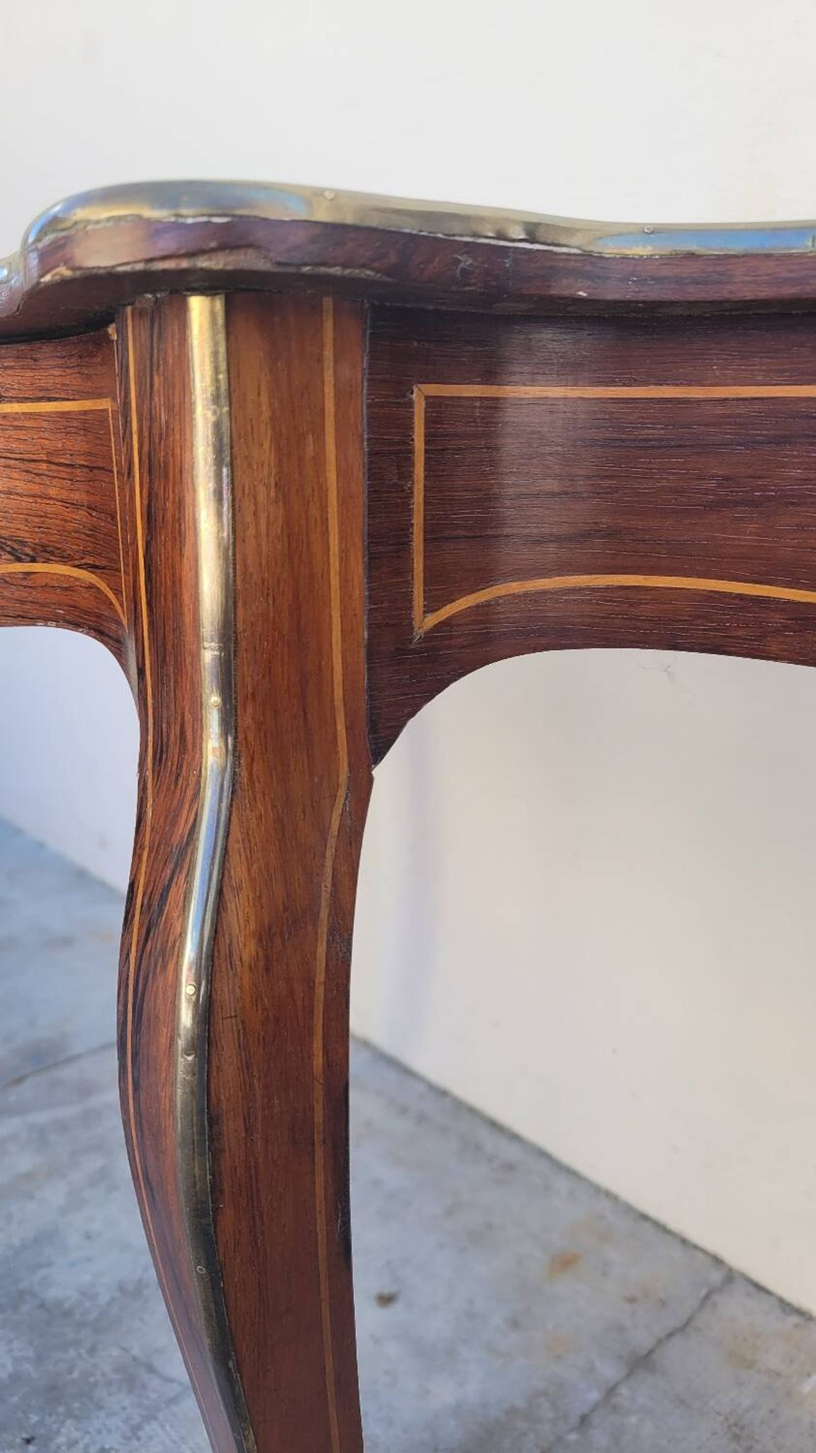 Table bureau de milieu de forme violonnée Napoléon iii 19ème en marqueterie