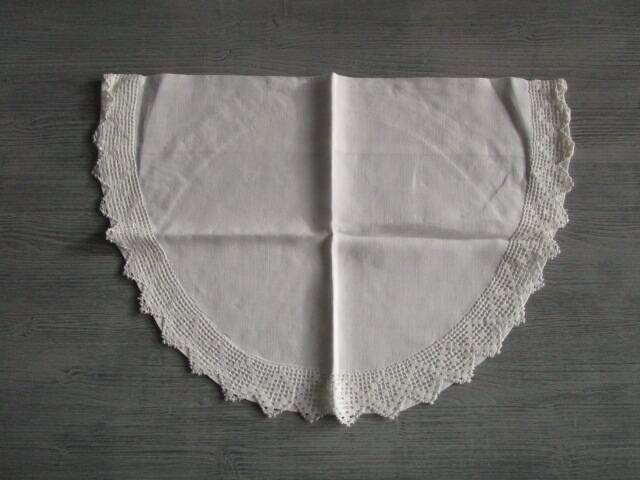 Taie d'oreiller demi-lune de berceau ancienne brodée