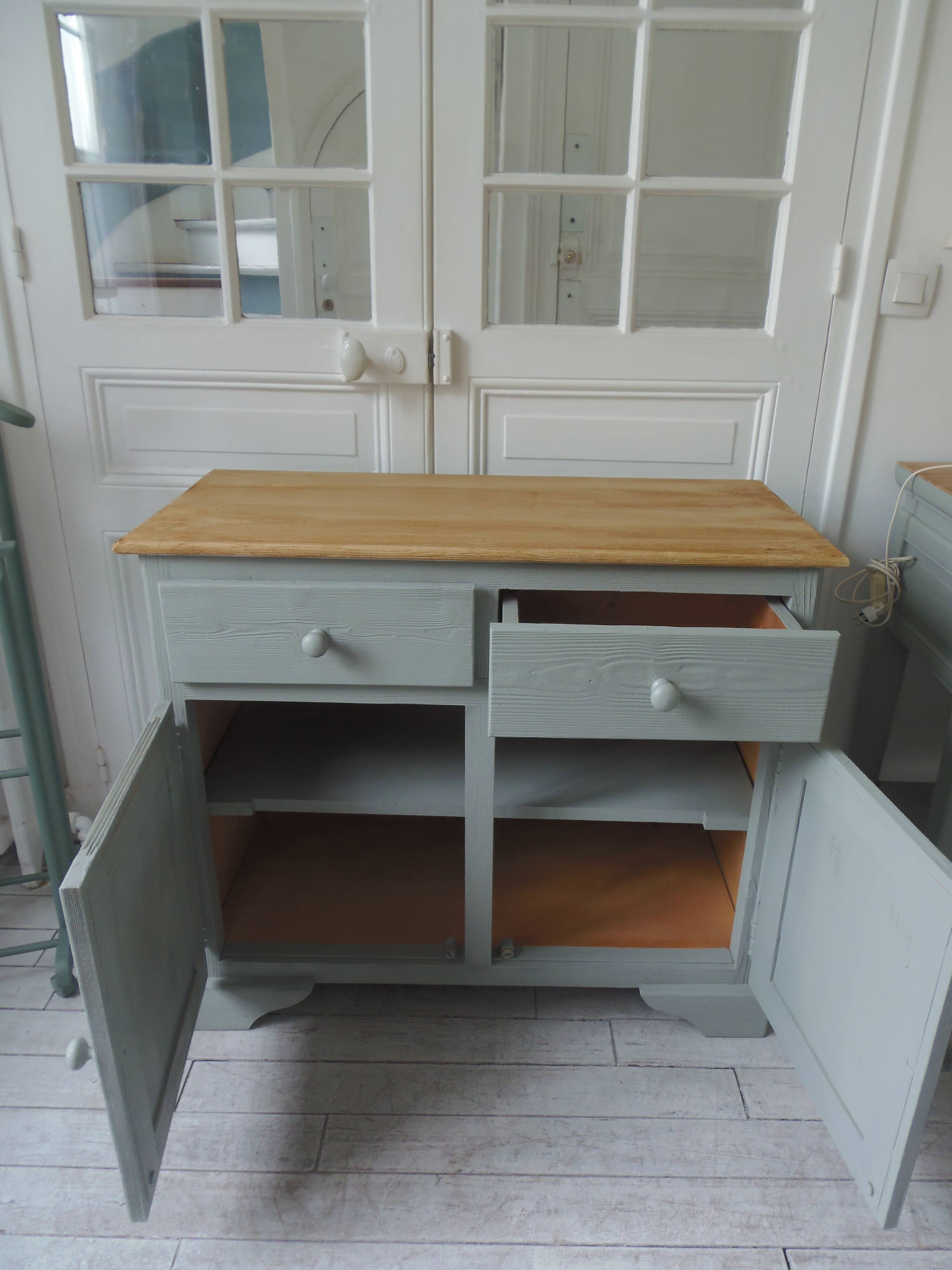 Compact buffet re-enchanted in grey-green, wooden top.