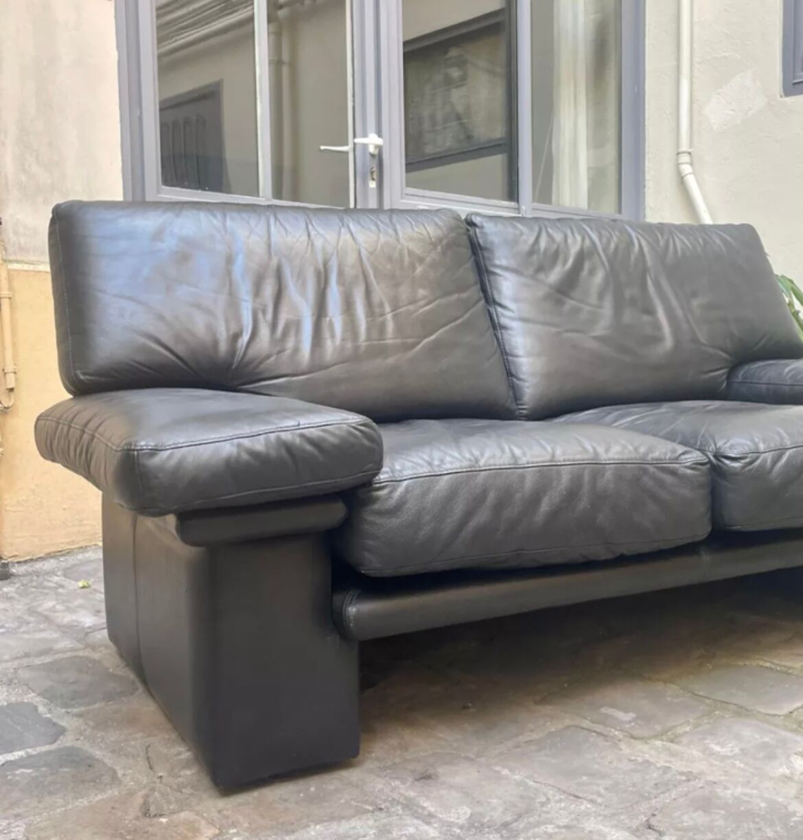 Vintage Italian sofa two places in black leather Italy 1980