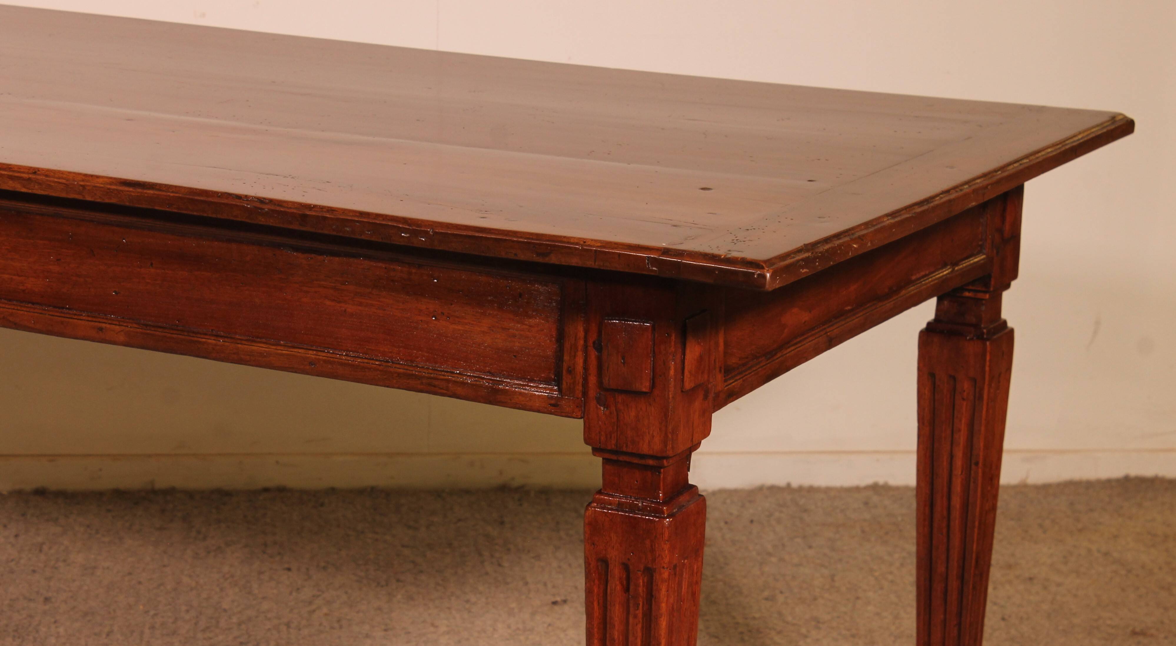 Louis XVI Period Dining Table in Walnut - 18th Century
