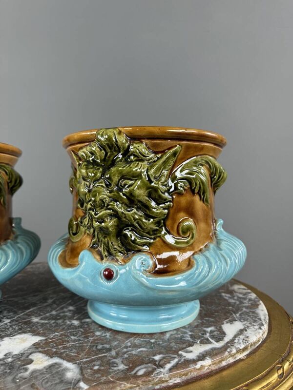 Paire de cache-pots en barbotine à décor de mascarons, XIXe siècle