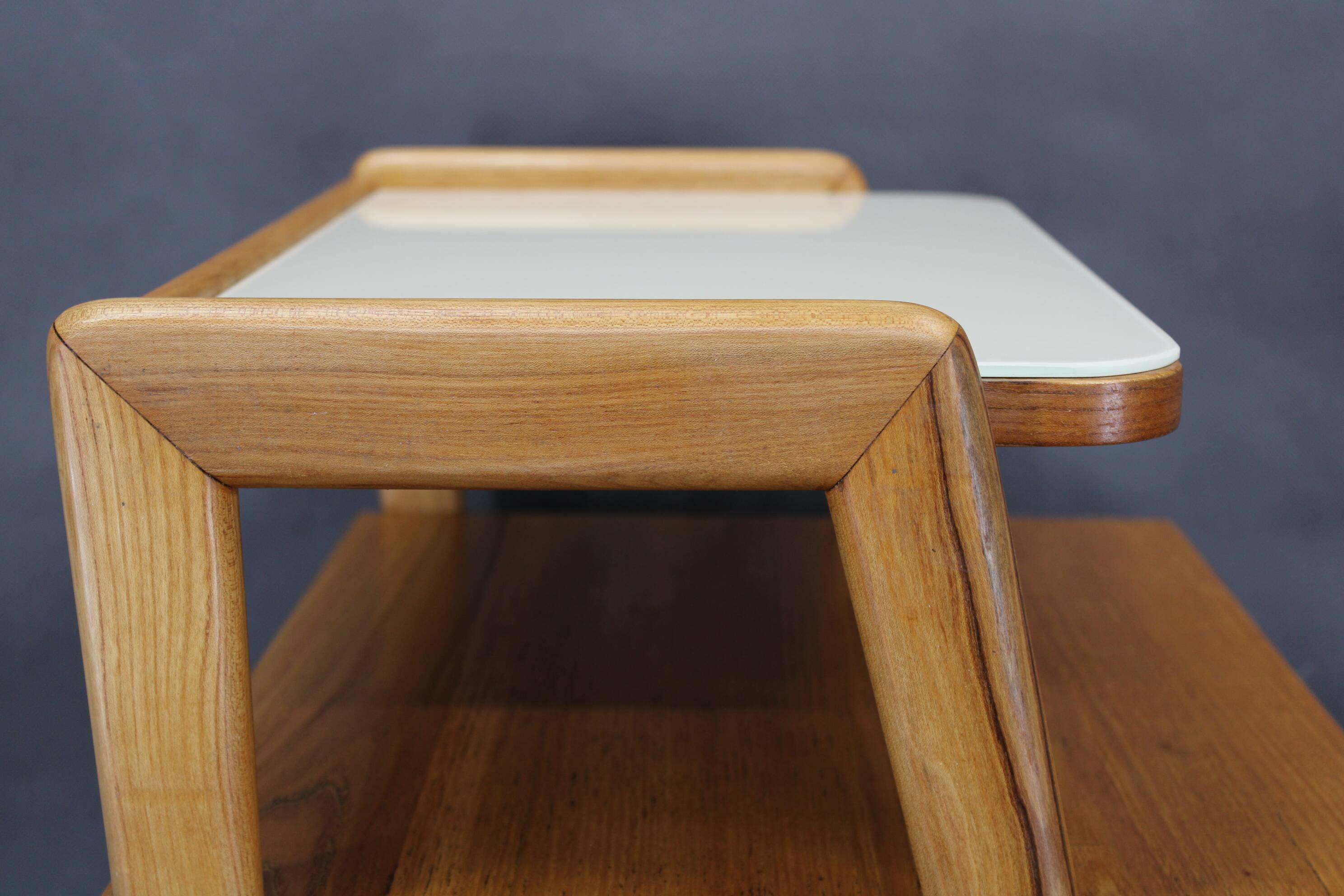 Table de chevet en érable, style milieu du siècle, années 1960, avec étagère en verre opale, restaurée, Tchécoslovaquie