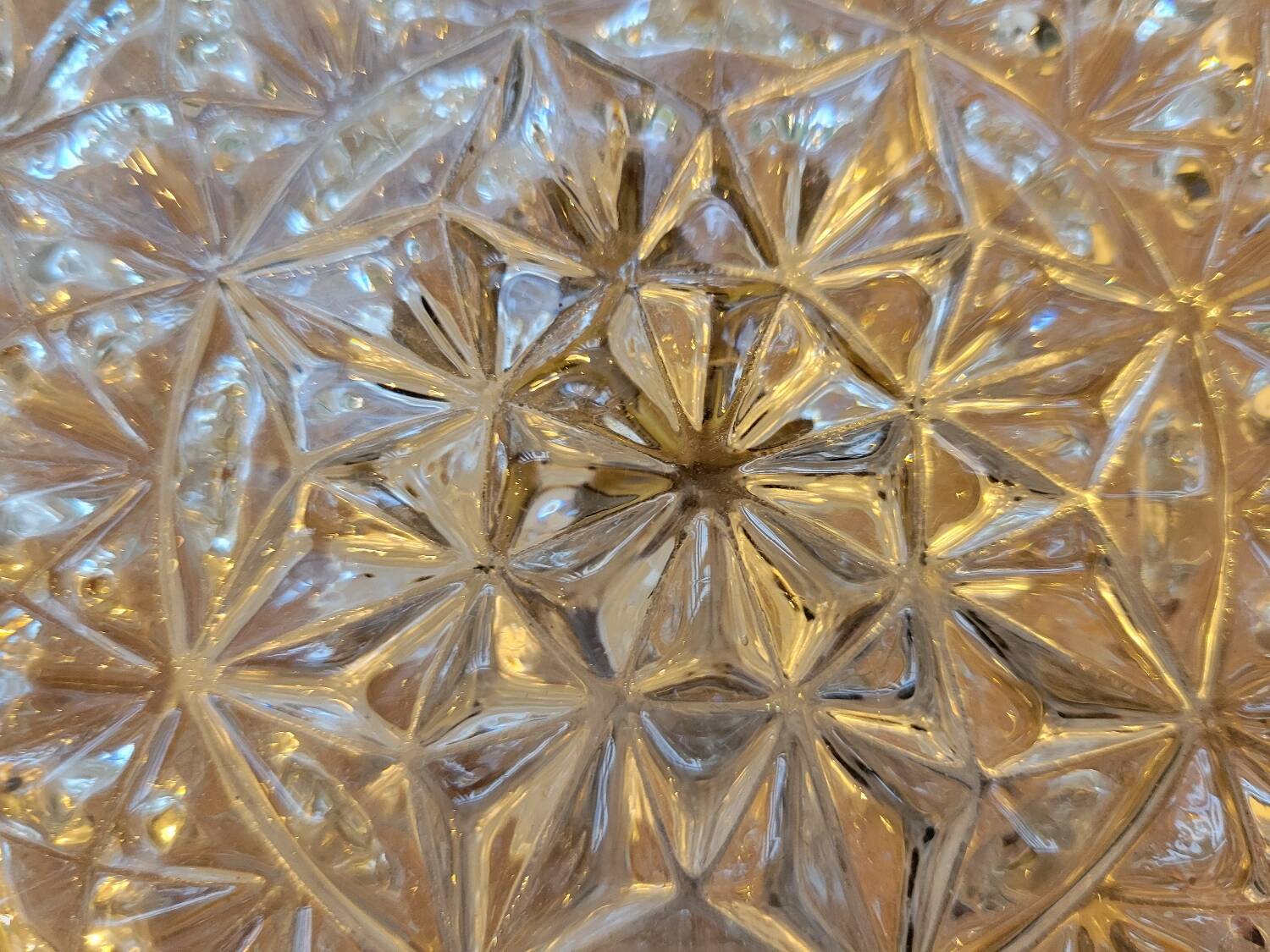 Diamond-pointed glass ceiling light