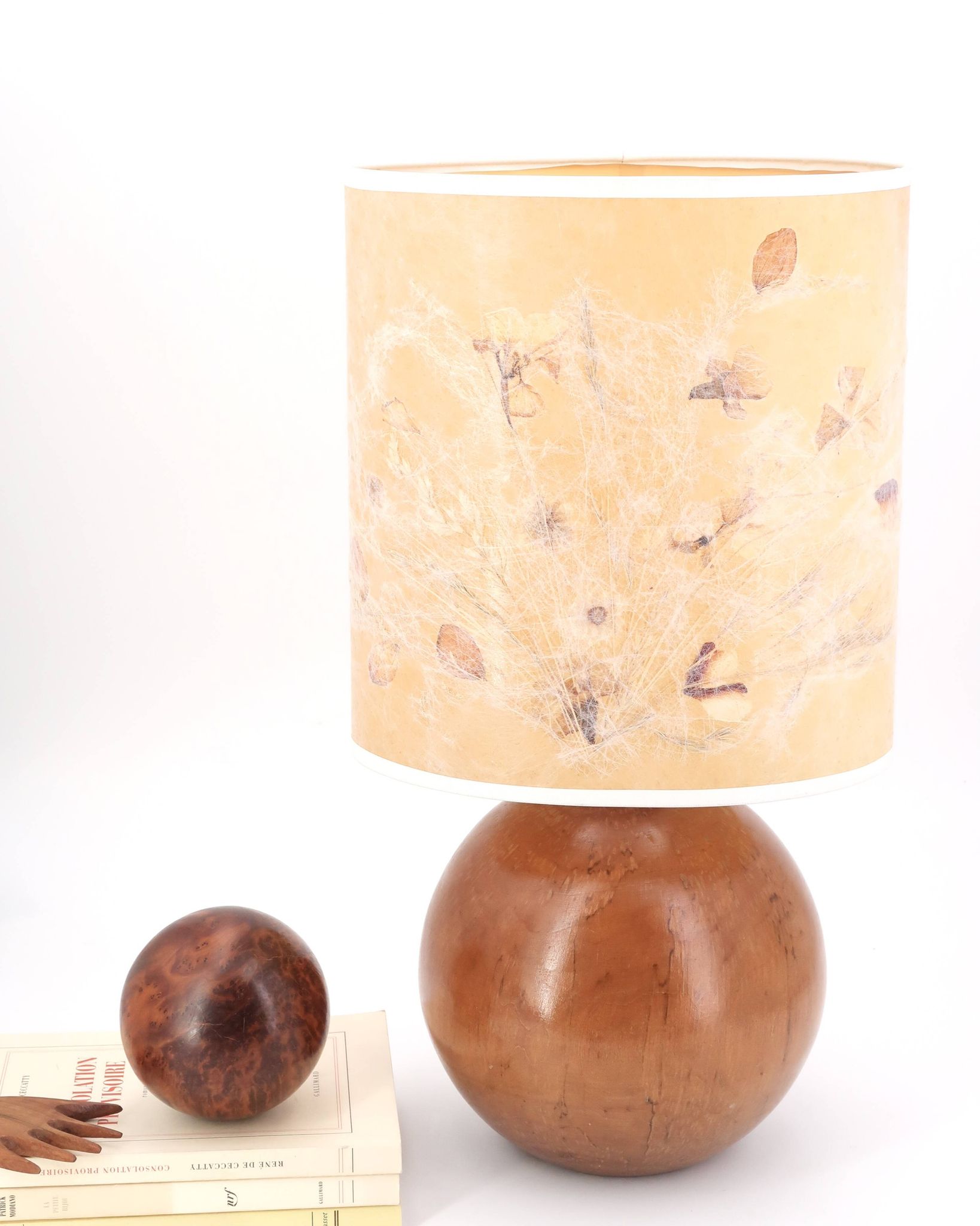 Lampe boule en bois, abat jour avec fleurs séchées