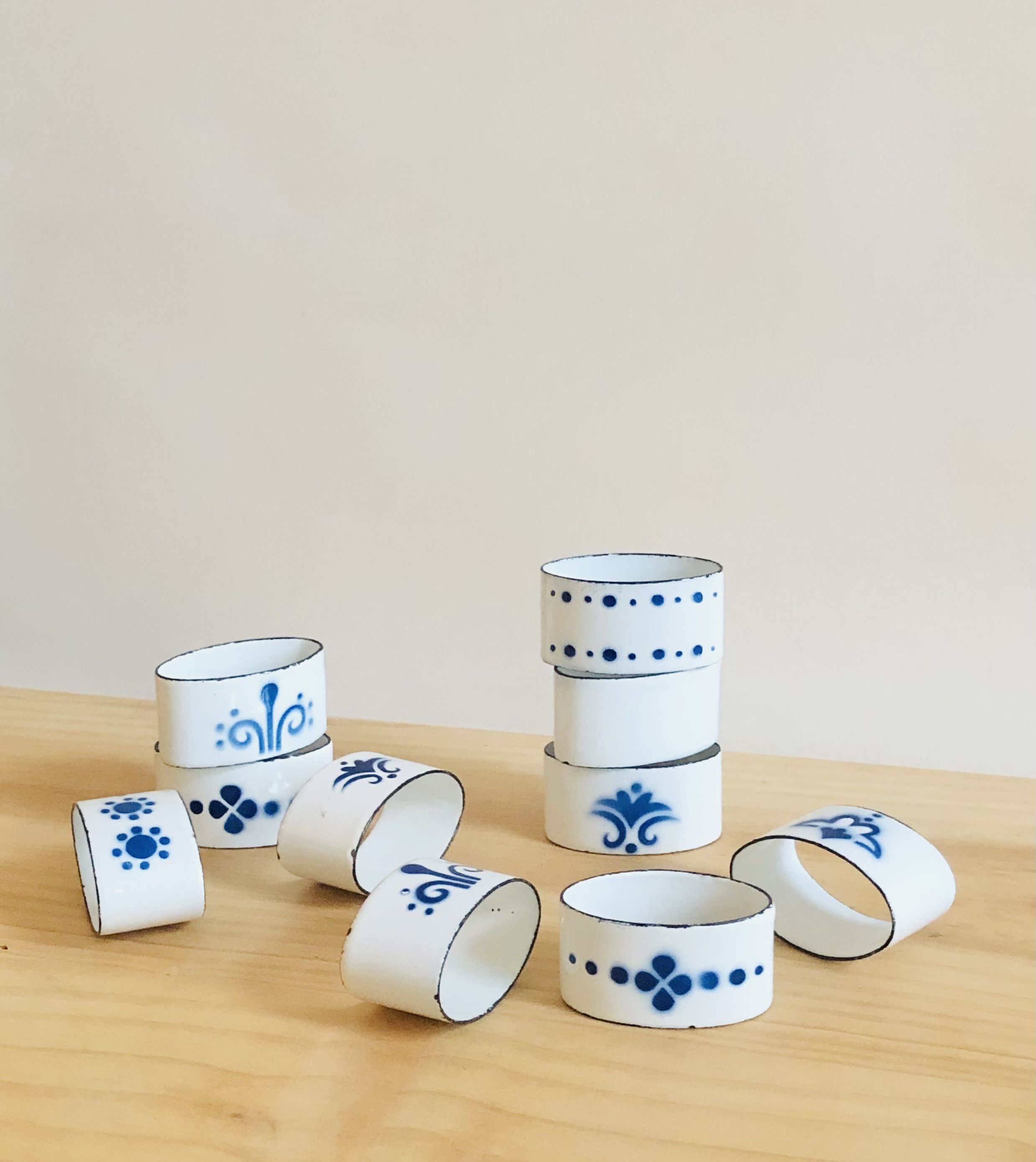Set of 10 rounds of enamelled metal towel