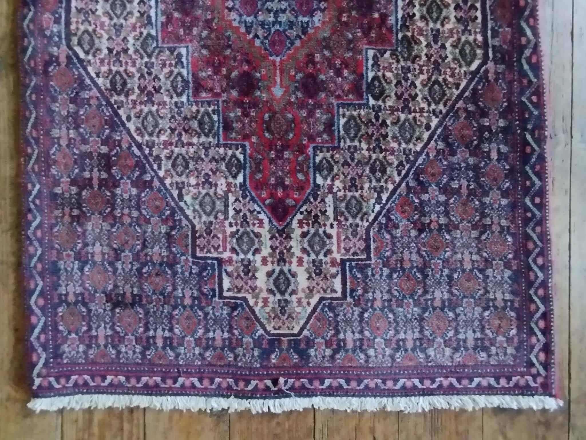 Handmade Persian Senneh rug 110x68cm