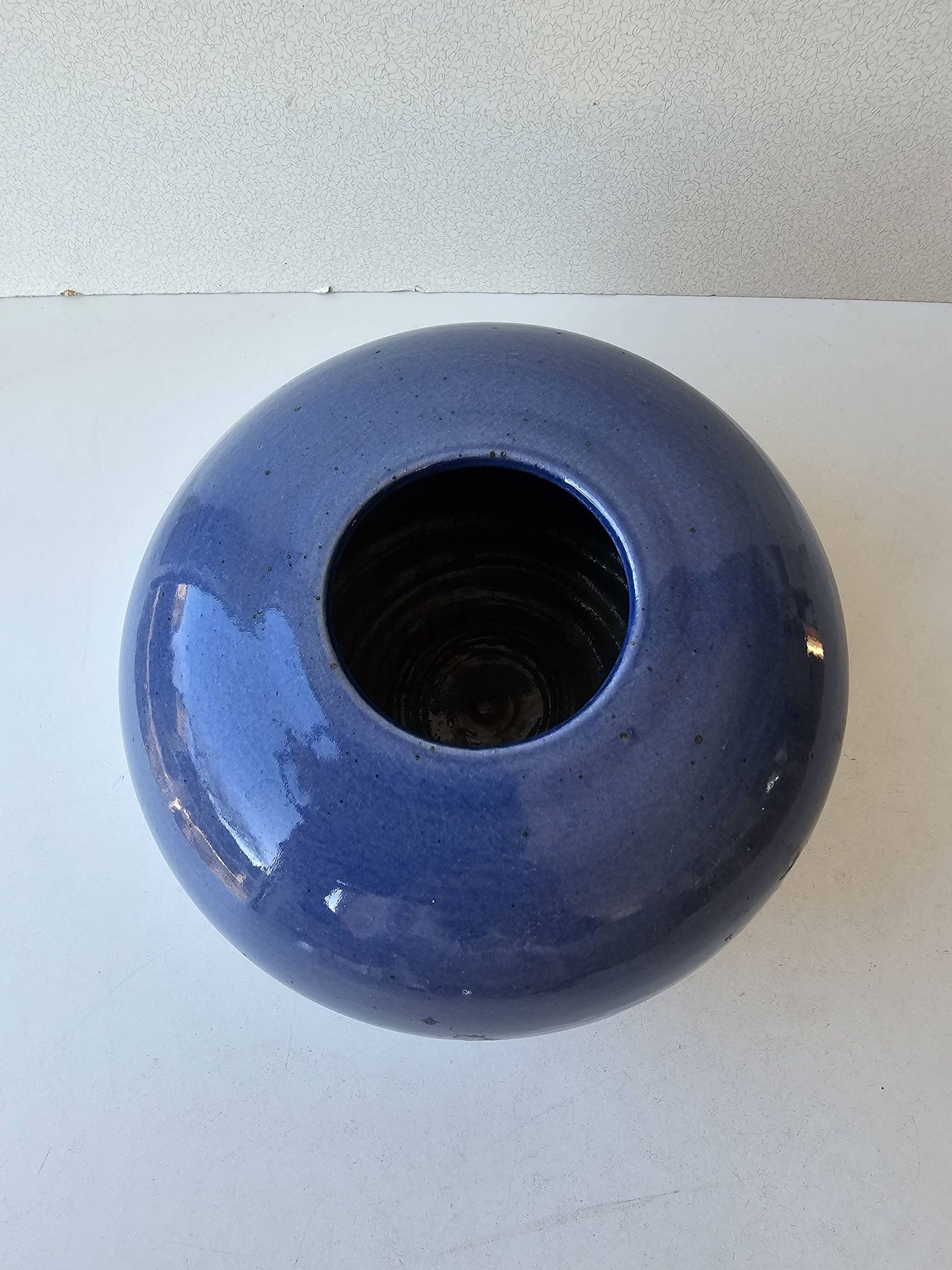 Vase boule en céramique couleur bleue Non signé