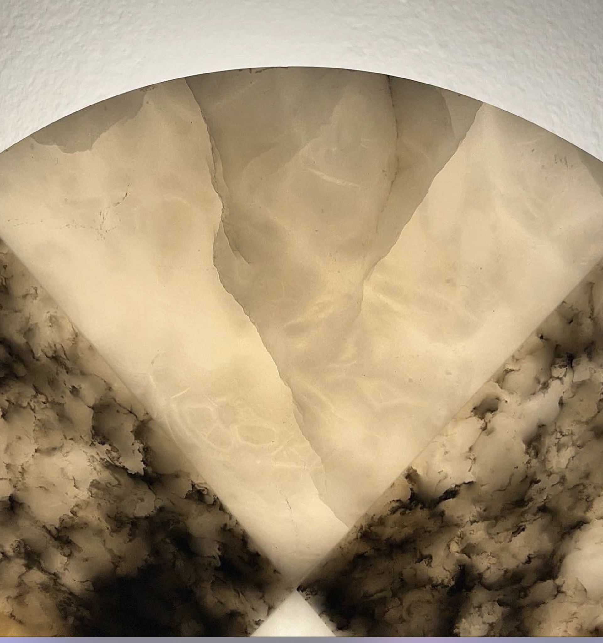 Rainbow wall lamp in alabaster and marble in the taste of Angelo Mangiarotti.