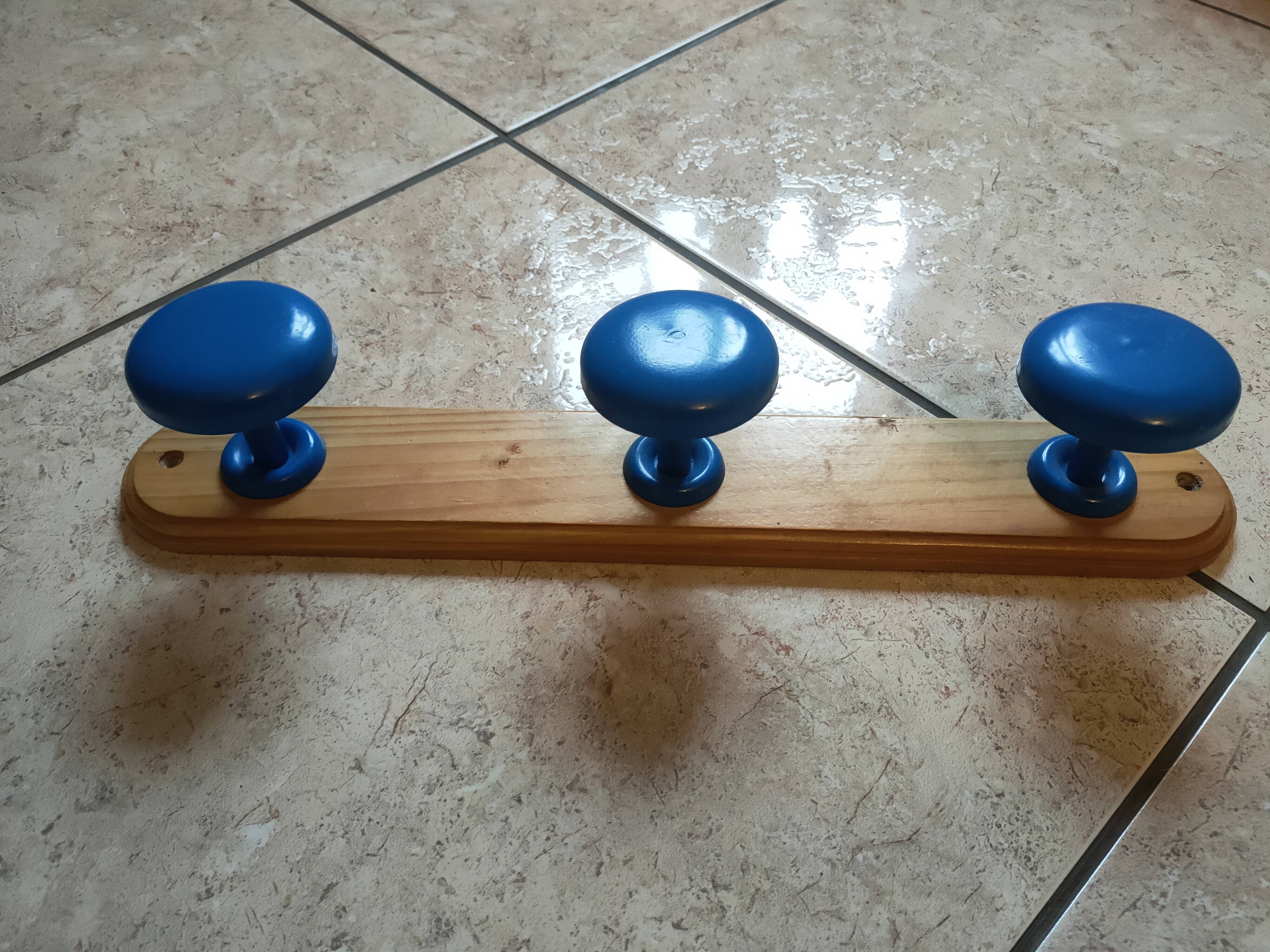 coat rack with 3 hooks