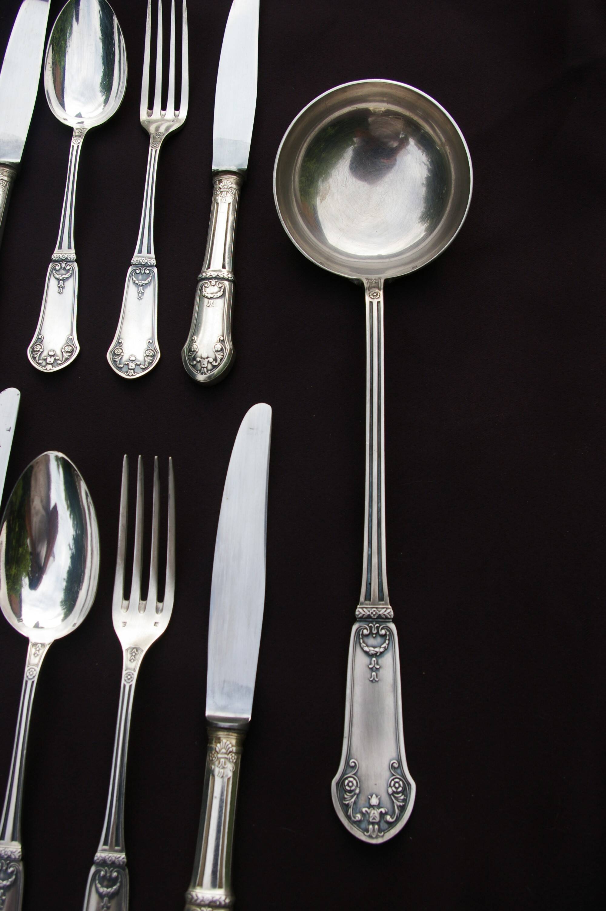 Empire style housewife in silver metal