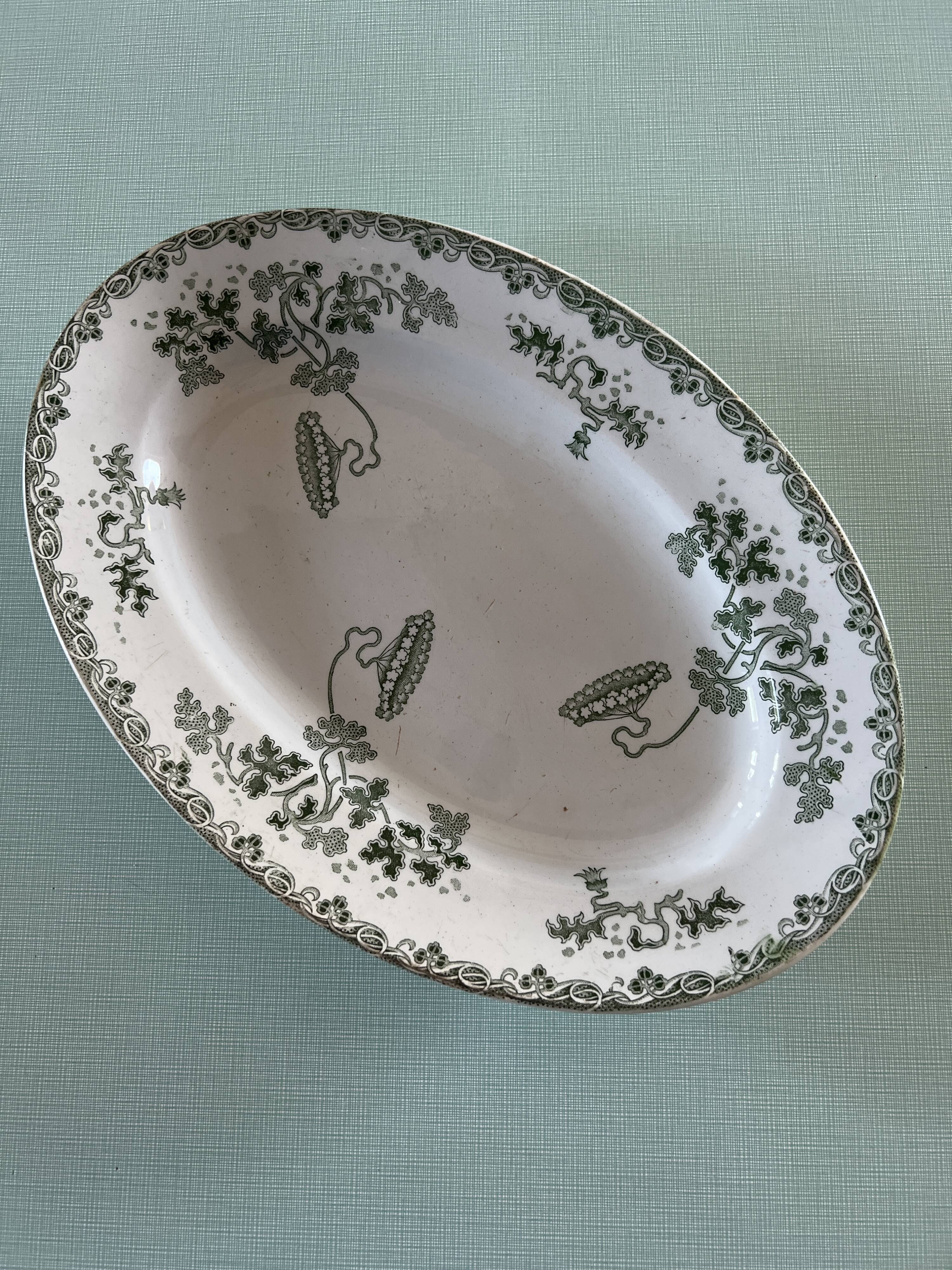 Plat ovale terre de fer fleurs Saint Amand