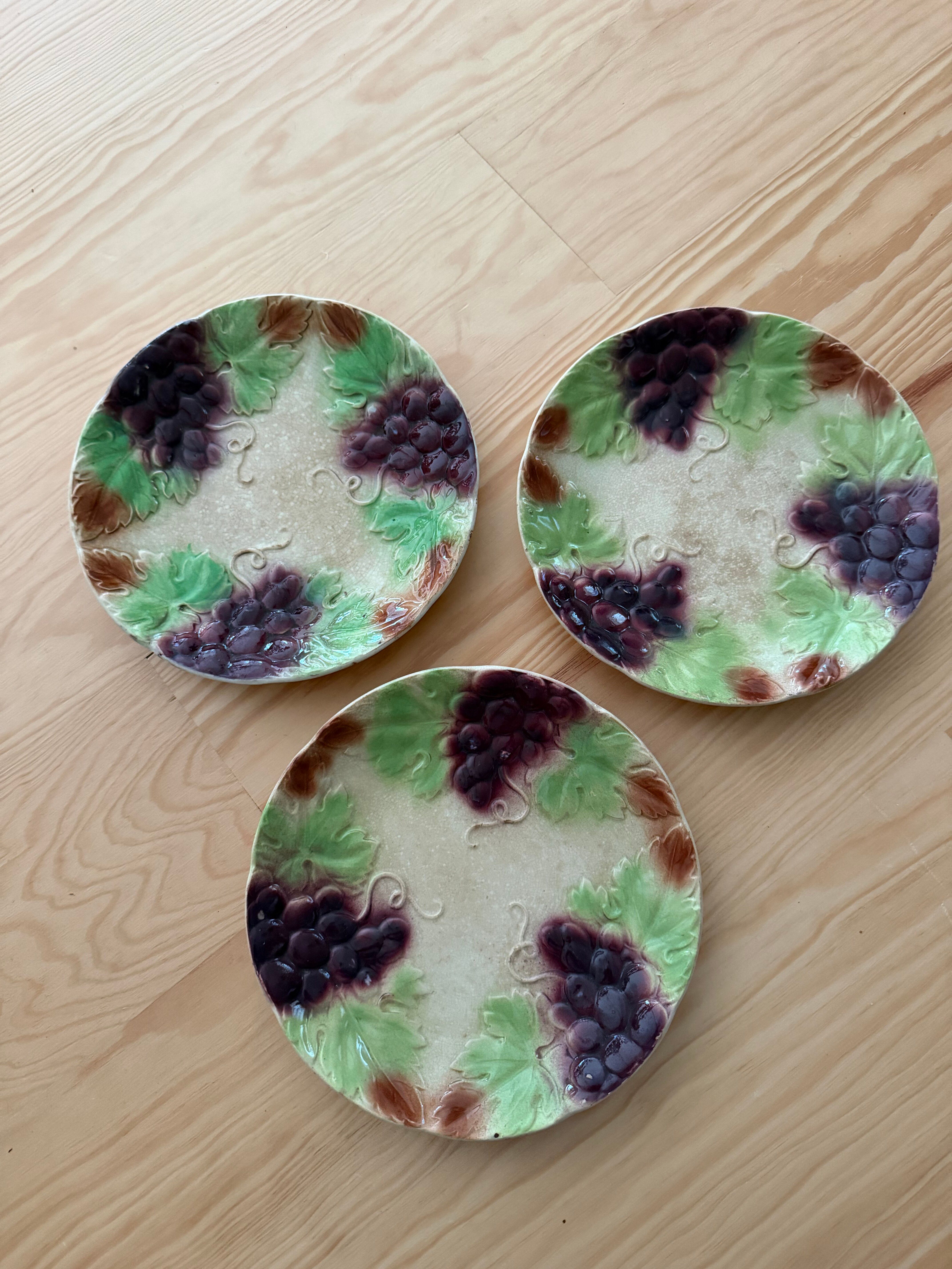 Raisin slipware plates
