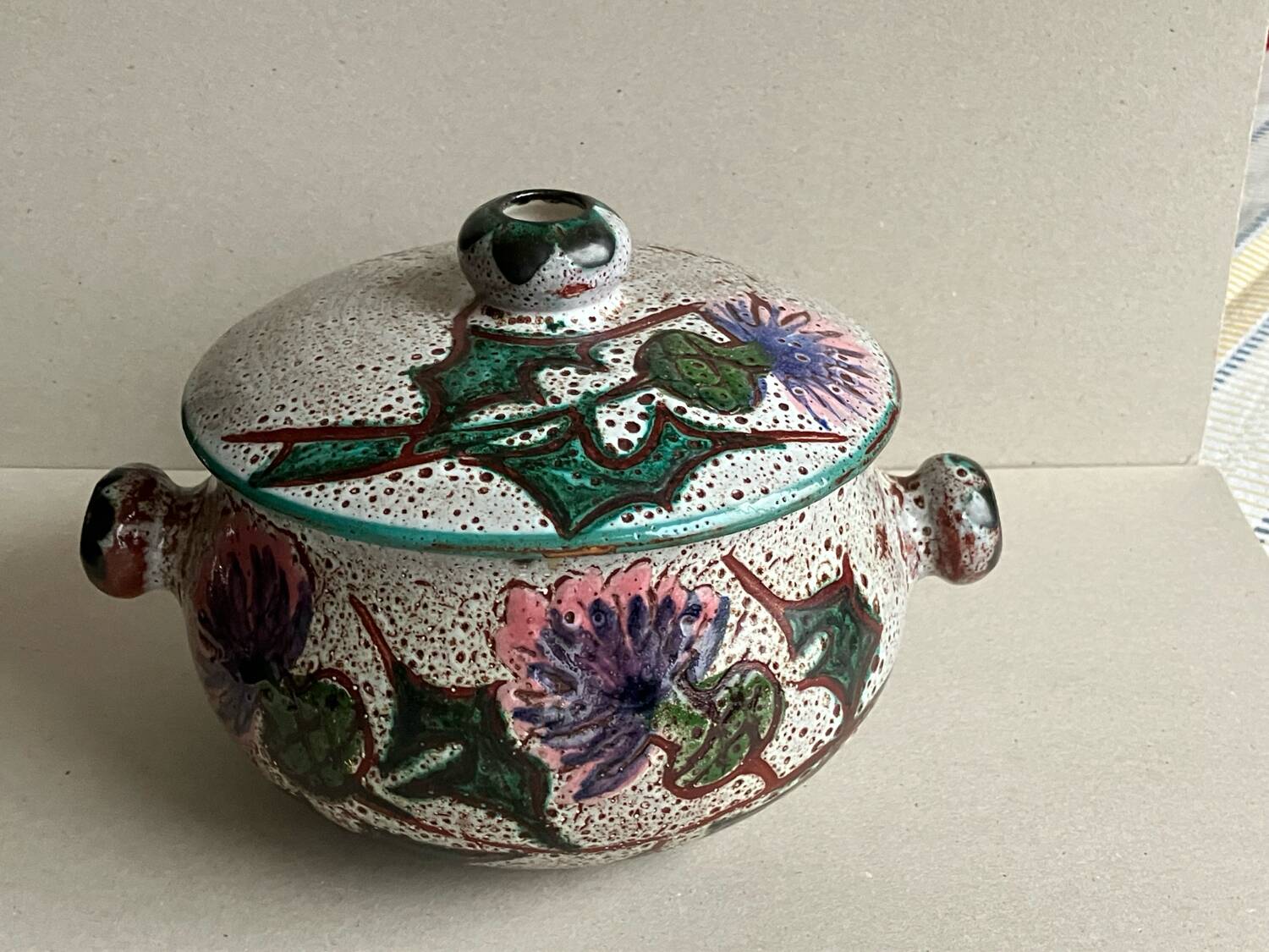 Ceramic pot with lid