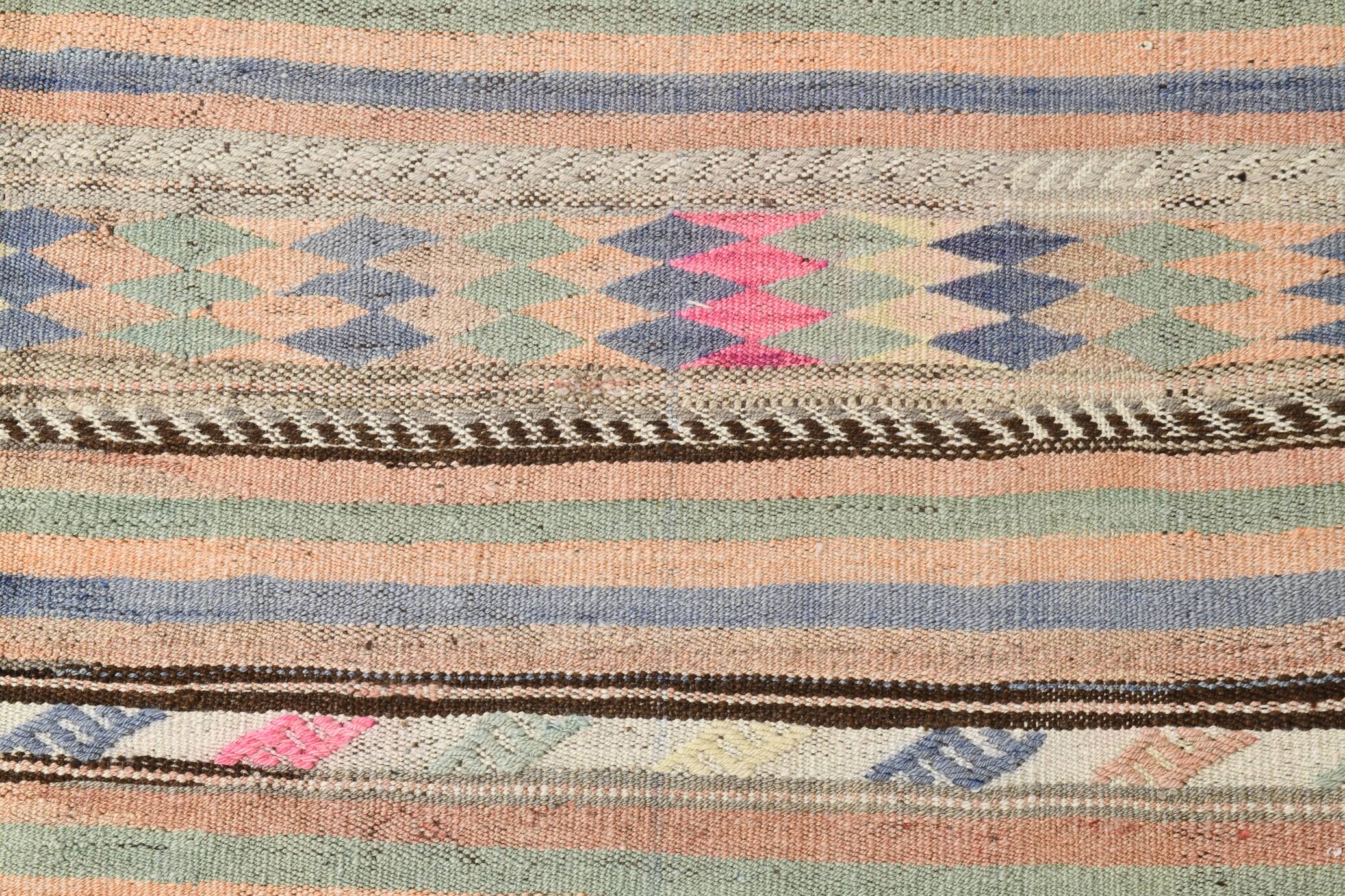 Tapis Kilim Vintage Rayé Pastel, Tons Doux, Motifs Ethniques, 174x256 Cm