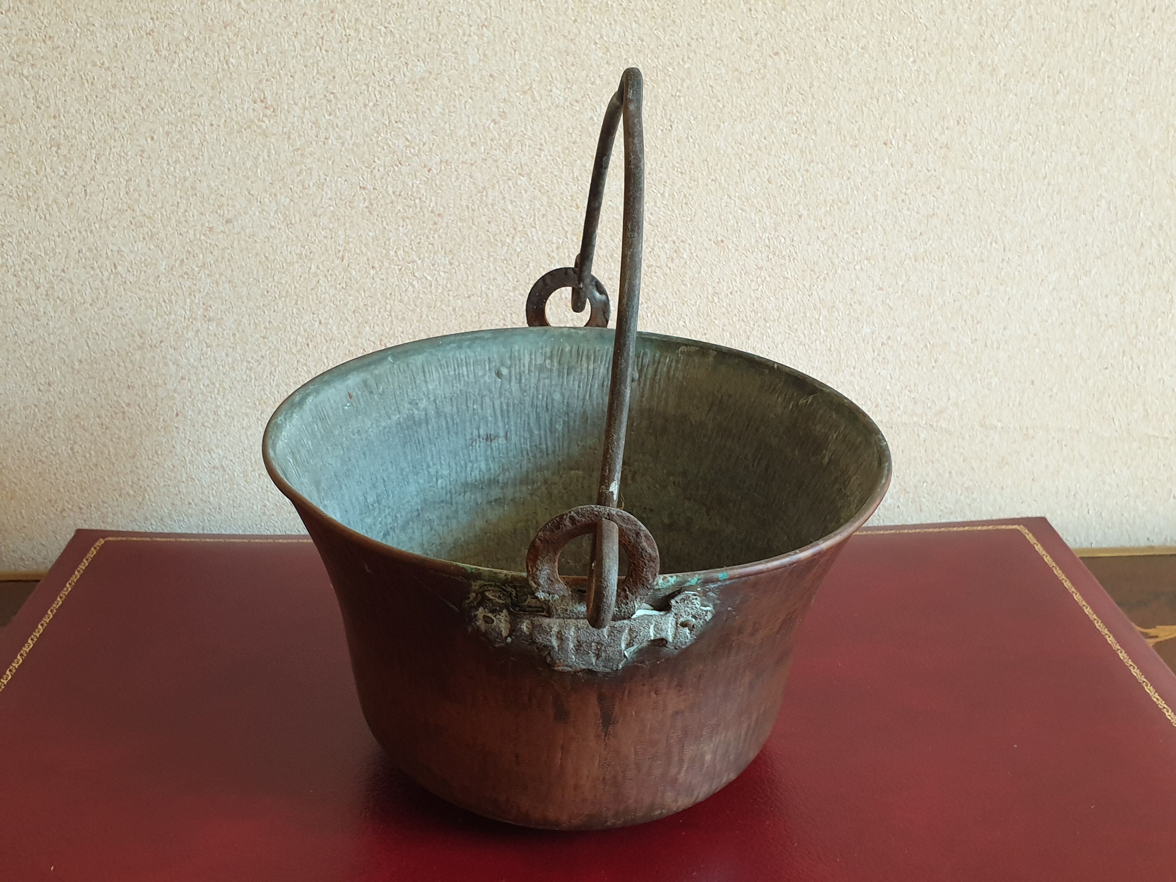 Old fireplace pot in solid copper, beautiful decoration