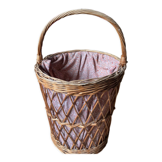 Rattan basket with its inner fabric