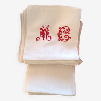 Nappe blanche + 12 serviettes damasées avec grand initiales rouges fait main.