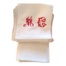 Nappe blanche + 12 serviettes damasées avec grand initiales rouges fait main.