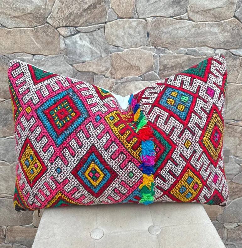 Vintage Berber kilim cushion cover: Moroccan wool cushion