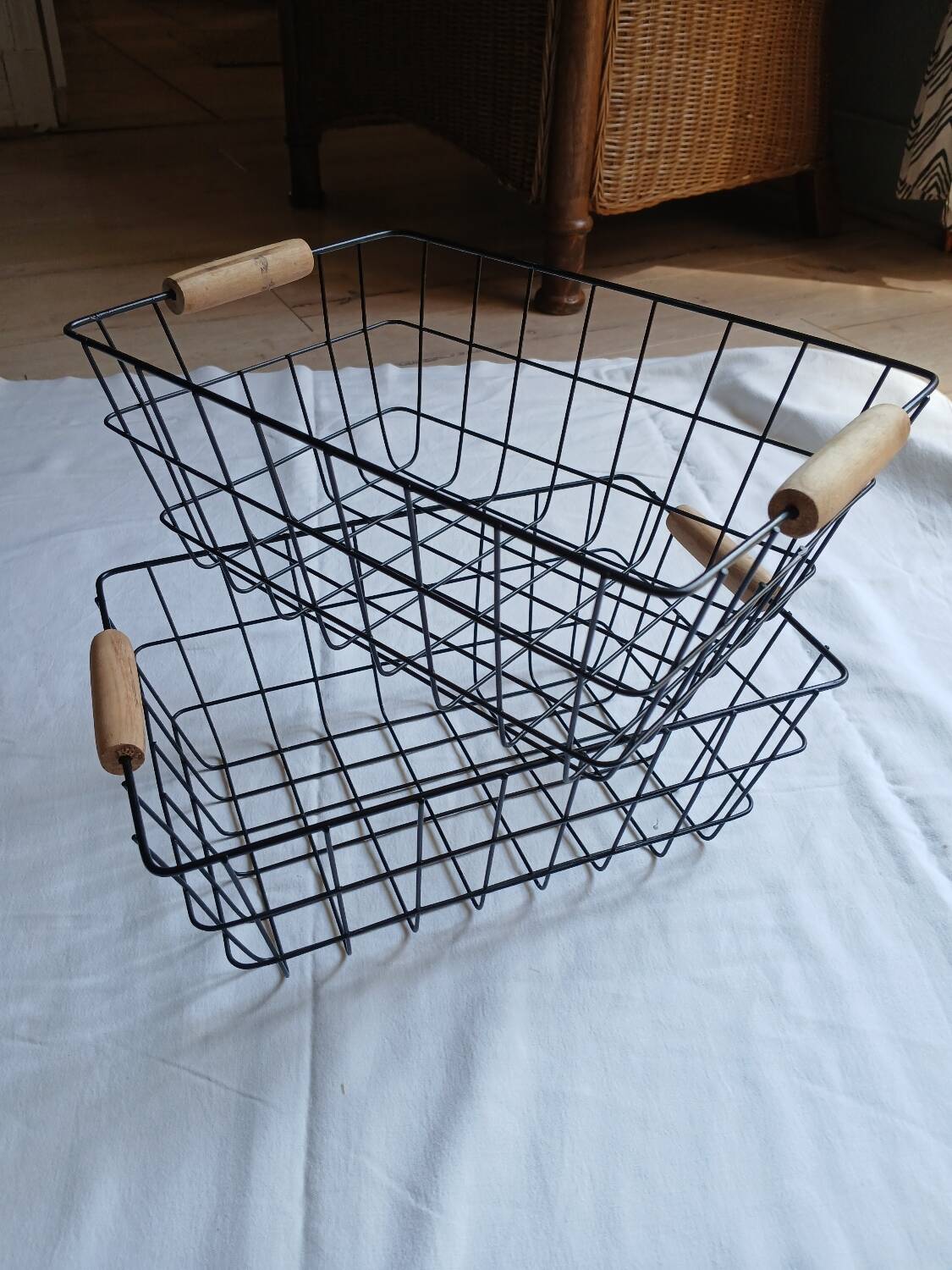 2 metal baskets