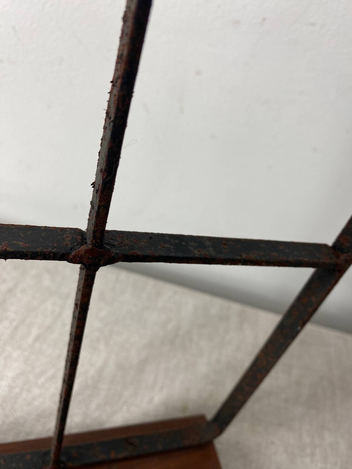 Wall-mounted coat rack with 5 wood and iron hooks