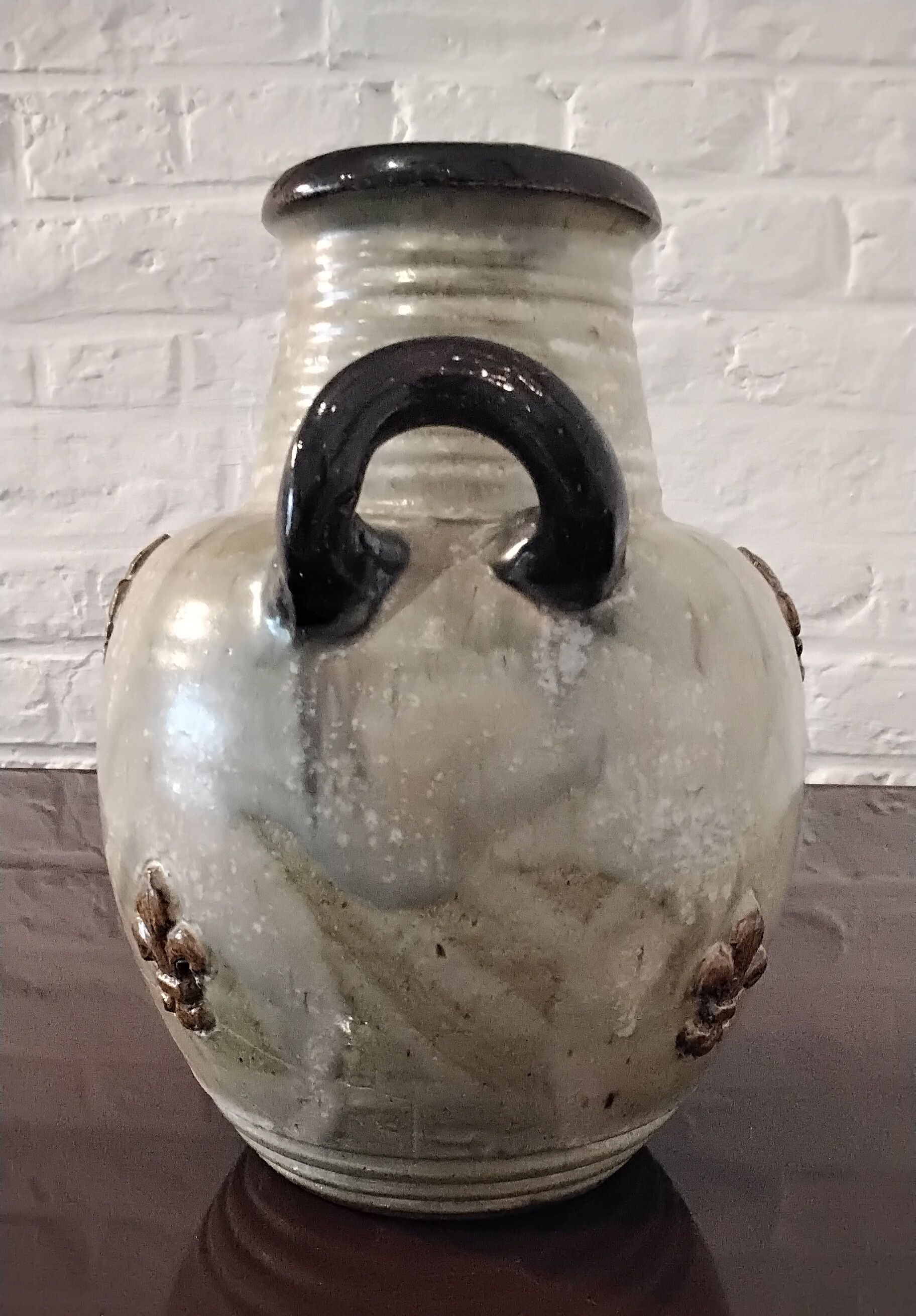 Vase with handles in Guérin sandstone