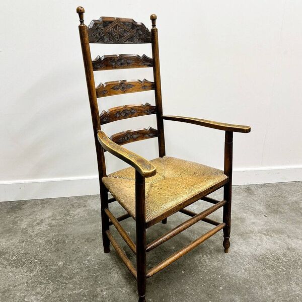 Chaise à dossier en échelle fabriquée à la main et sculptée du XIXe siècle, vers les années 1840.